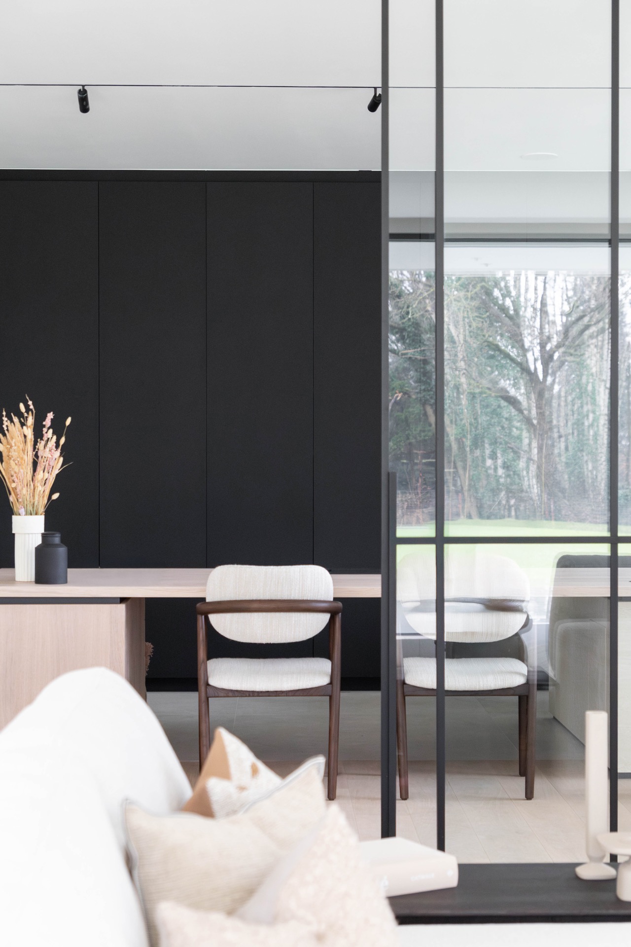 rivestimento camino moderno: soggiorno moderno luminoso con grandi finestre e luci nere a soffitto, Luxury, Design, Exclusive, Modern, Custom Made, Special, Beautiful