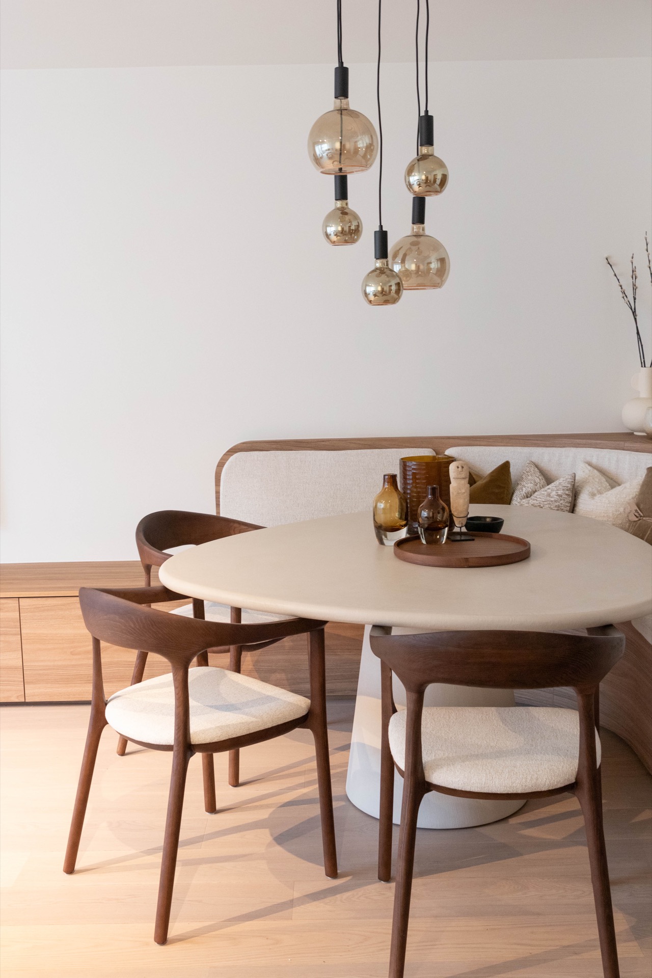 isola cucina: interni moderni con zona pranzo e soggiorno rotonda, stile naturale, Luxe, Design, Exclusief, Modern, Maatwerk, Bijzondere, Mooie