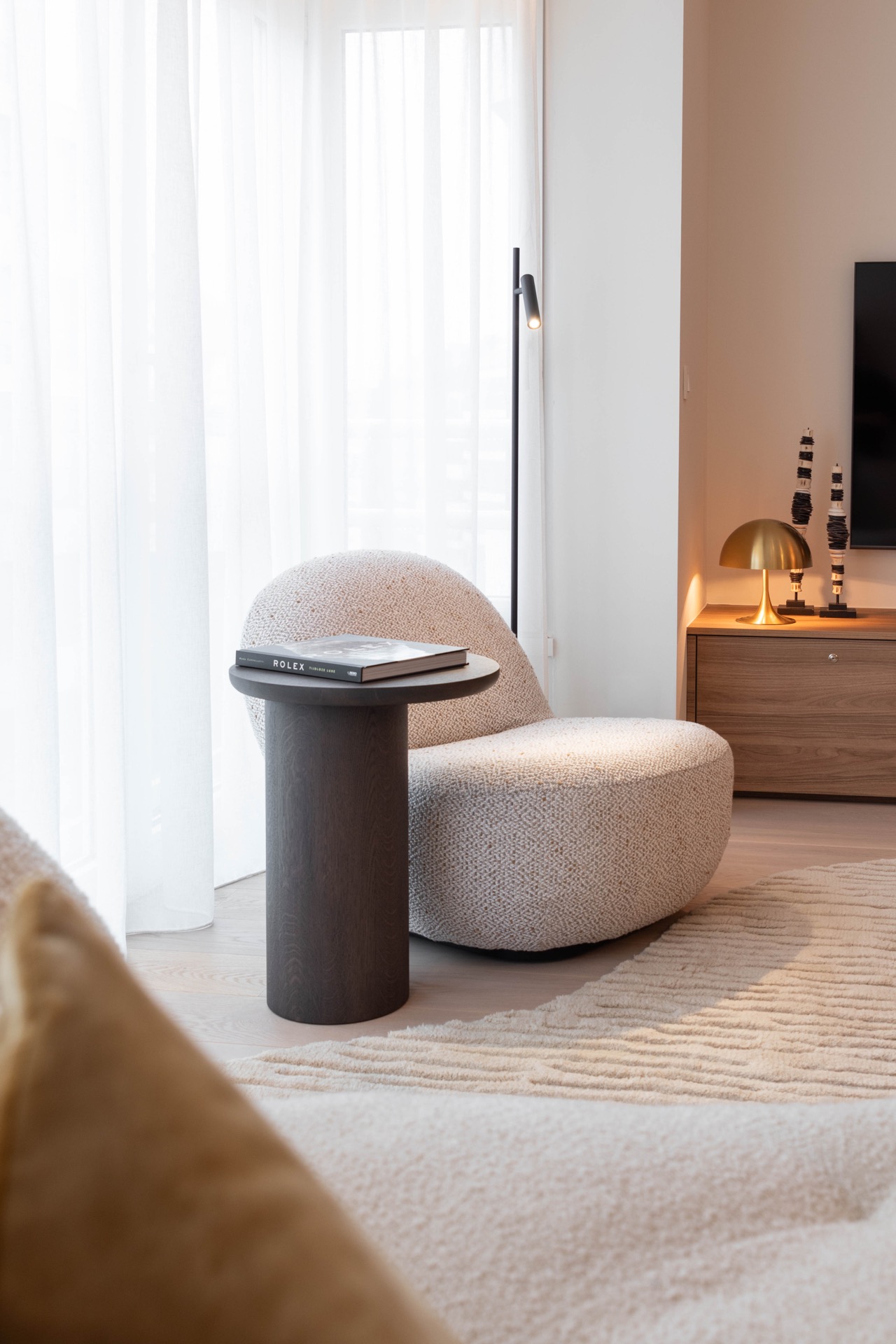 isola cucina: camera da letto con specchio rotondo e biancheria morbida, atmosfera calda, Luxe, Design, Exclusief, Modern, Maatwerk, Bijzondere, Mooie