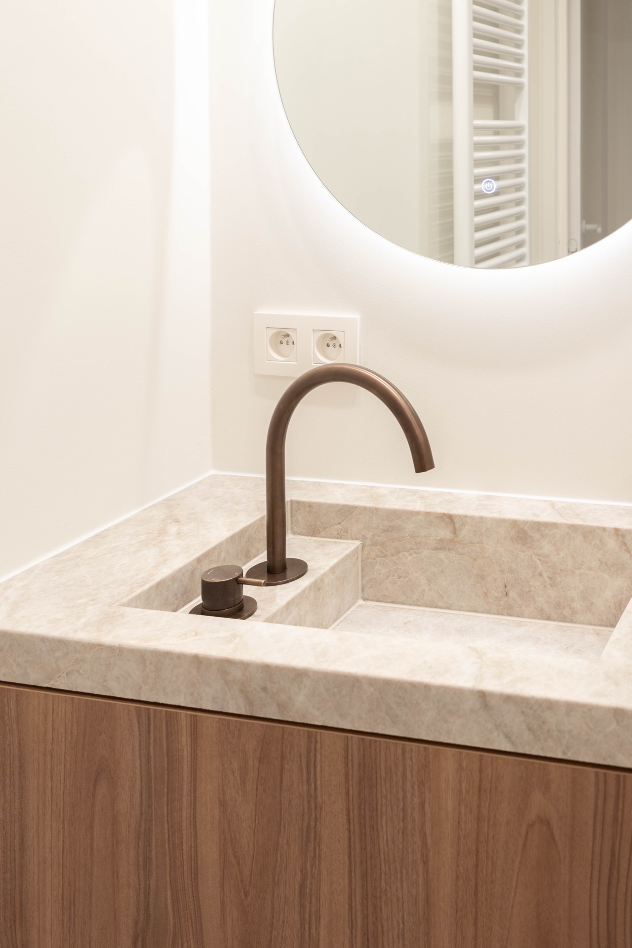 isola cucina: lampada da terra dorata con forme organiche e fluide, Luxe, Design, Exclusief, Modern, Maatwerk, Bijzondere, Mooie