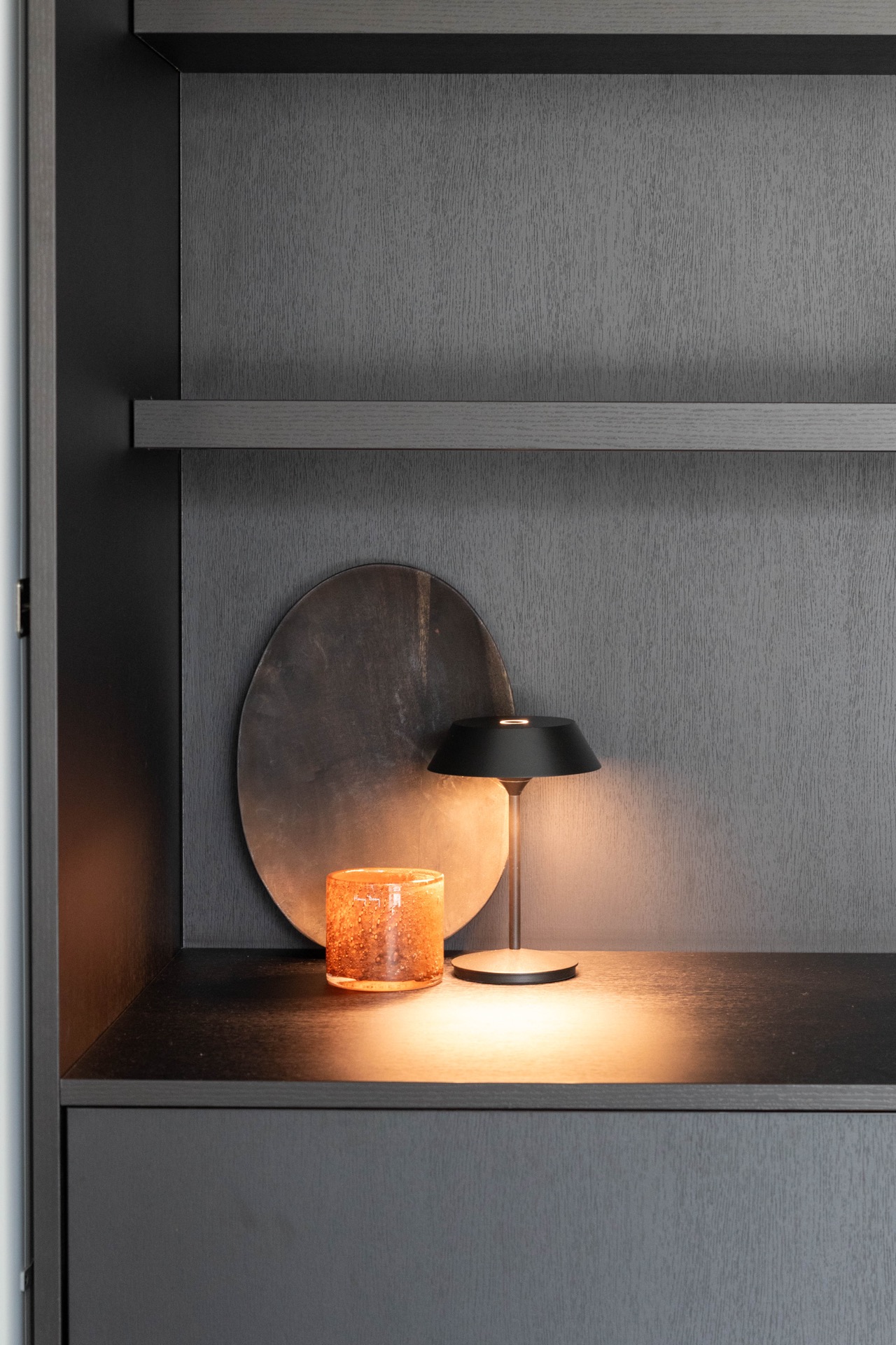 esempio progetto ristrutturazione casa: divano bianco con cuscini viola e dettagli di lusso, Luxe, Design, Exclusief, Modern, Maatwerk, Bijzondere, Mooie