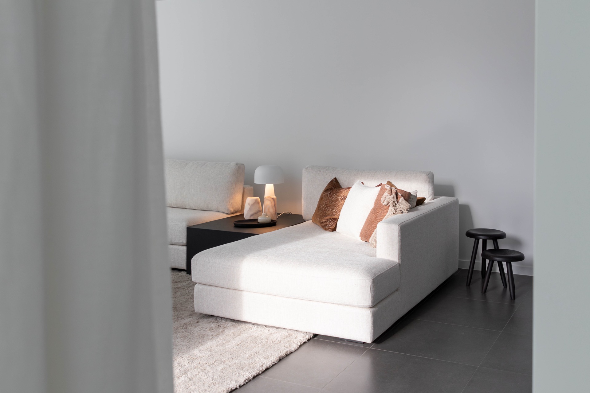 materiales naturales artificiales: detalle de lámpara y decoración de cerámica en la mesa, Luxe, Design, Exclusief, Modern, Maatwerk, Bijzondere, Mooie