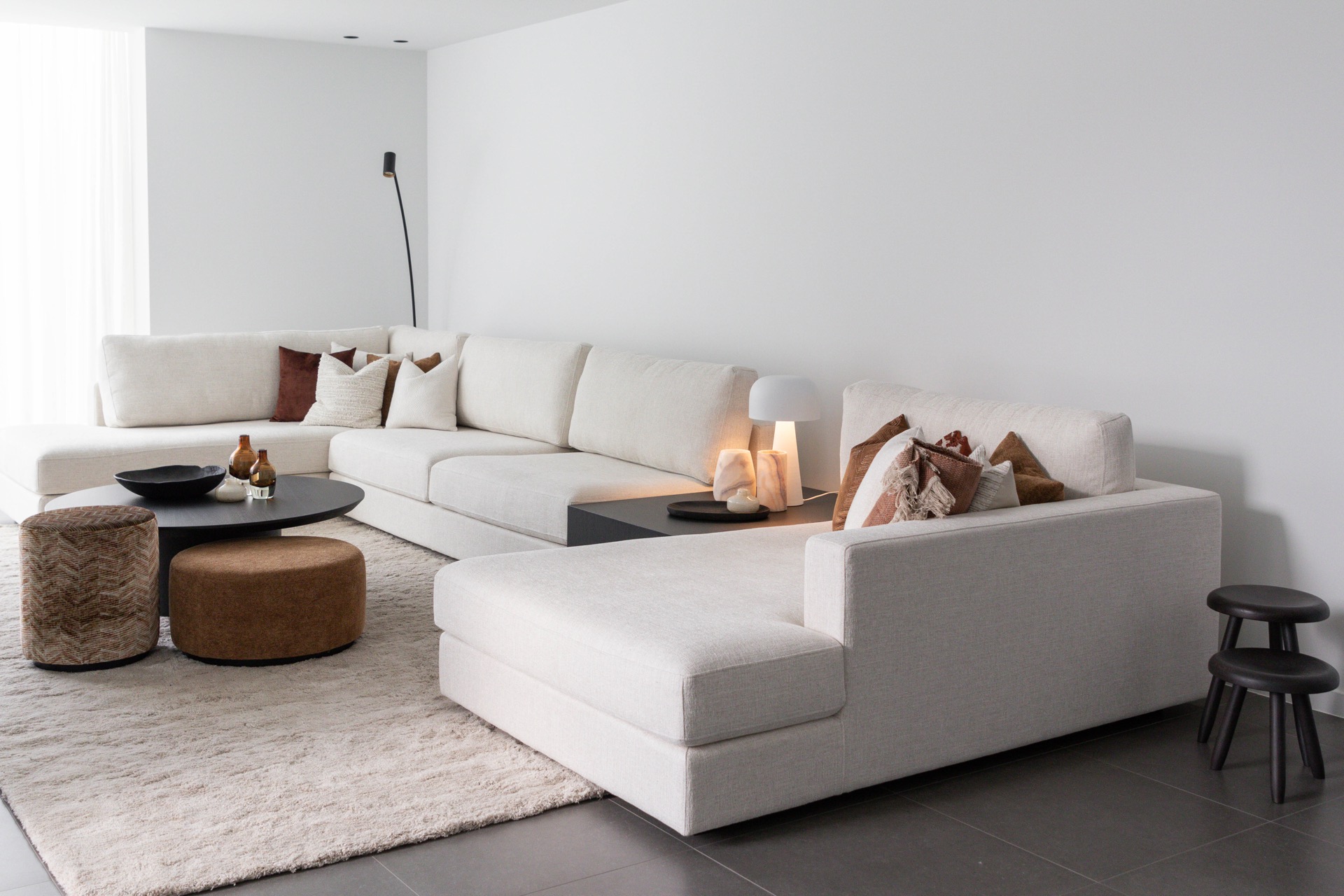 esempio progetto ristrutturazione casa: soggiorno di lusso con mobili bianchi e grandi finestre, Luxe, Design, Exclusief, Modern, Maatwerk, Bijzondere, Mooie