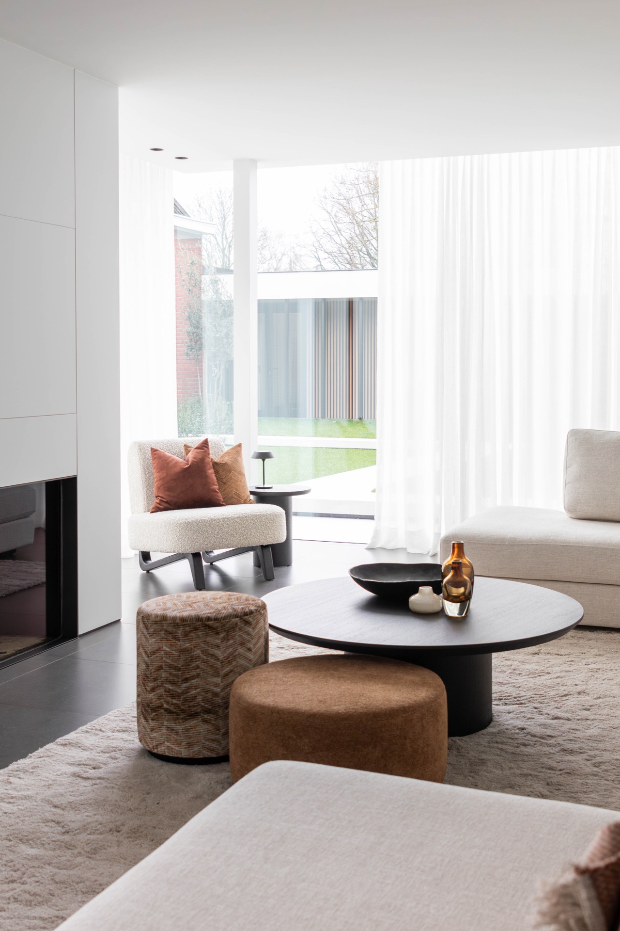 esempio progetto ristrutturazione casa: sala da pranzo con tavolo rotondo e colori caldi, Luxe, Design, Exclusief, Modern, Maatwerk, Bijzondere, Mooie