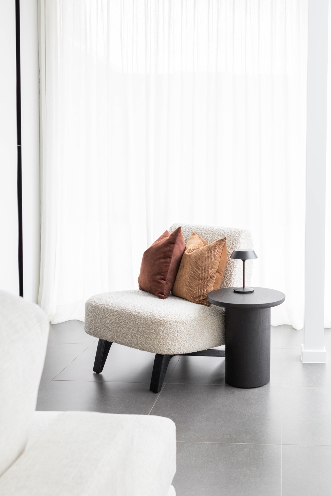 esempio progetto ristrutturazione casa: soggiorno con divano bianco e decorazioni in ceramica, Luxe, Design, Exclusief, Modern, Maatwerk, Bijzondere, Mooie