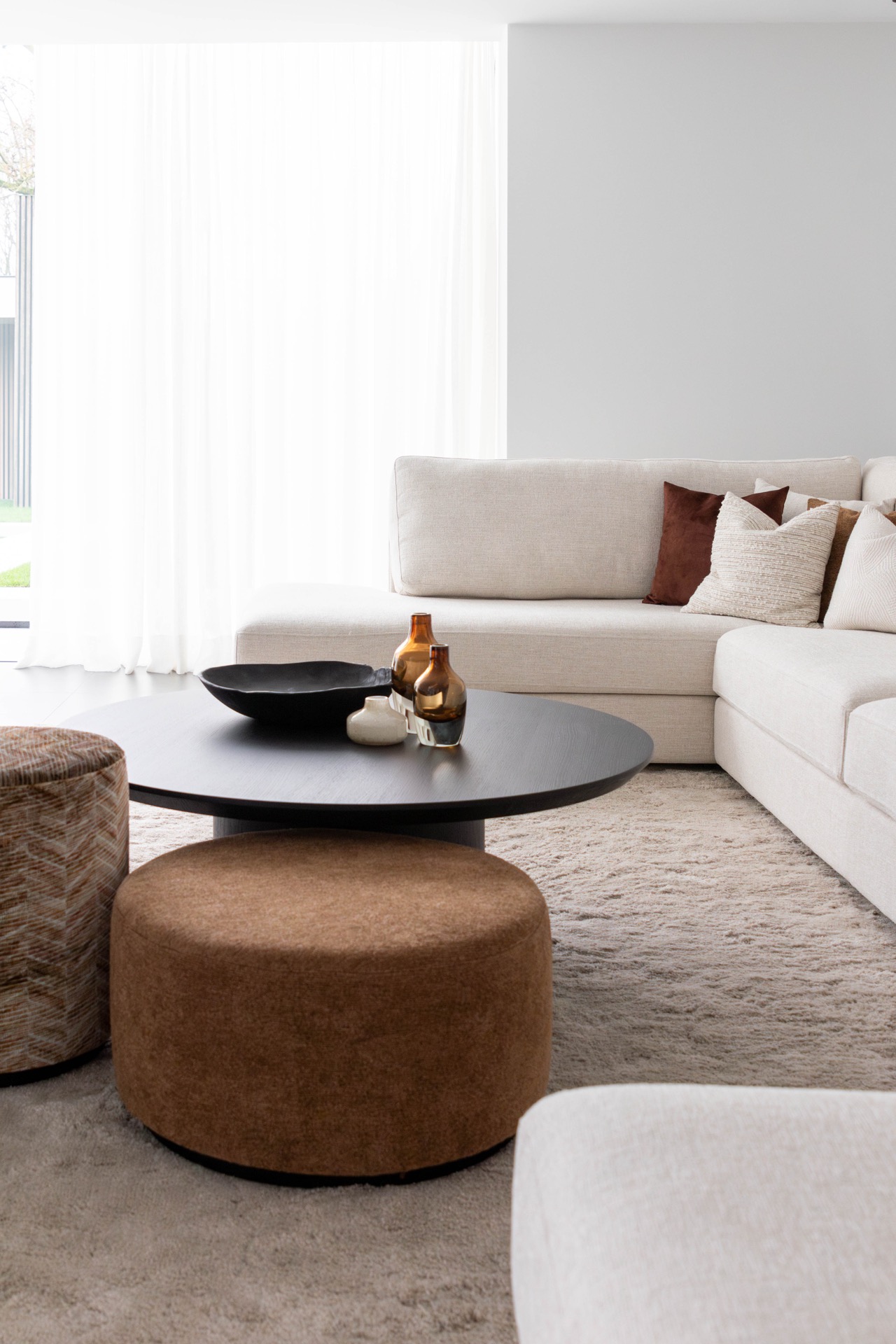 esempio progetto ristrutturazione casa: soggiorno con divano bianco e cuscini viola per un'atmosfera accogliente, Luxe, Design, Exclusief, Modern, Maatwerk, Bijzondere, Mooie