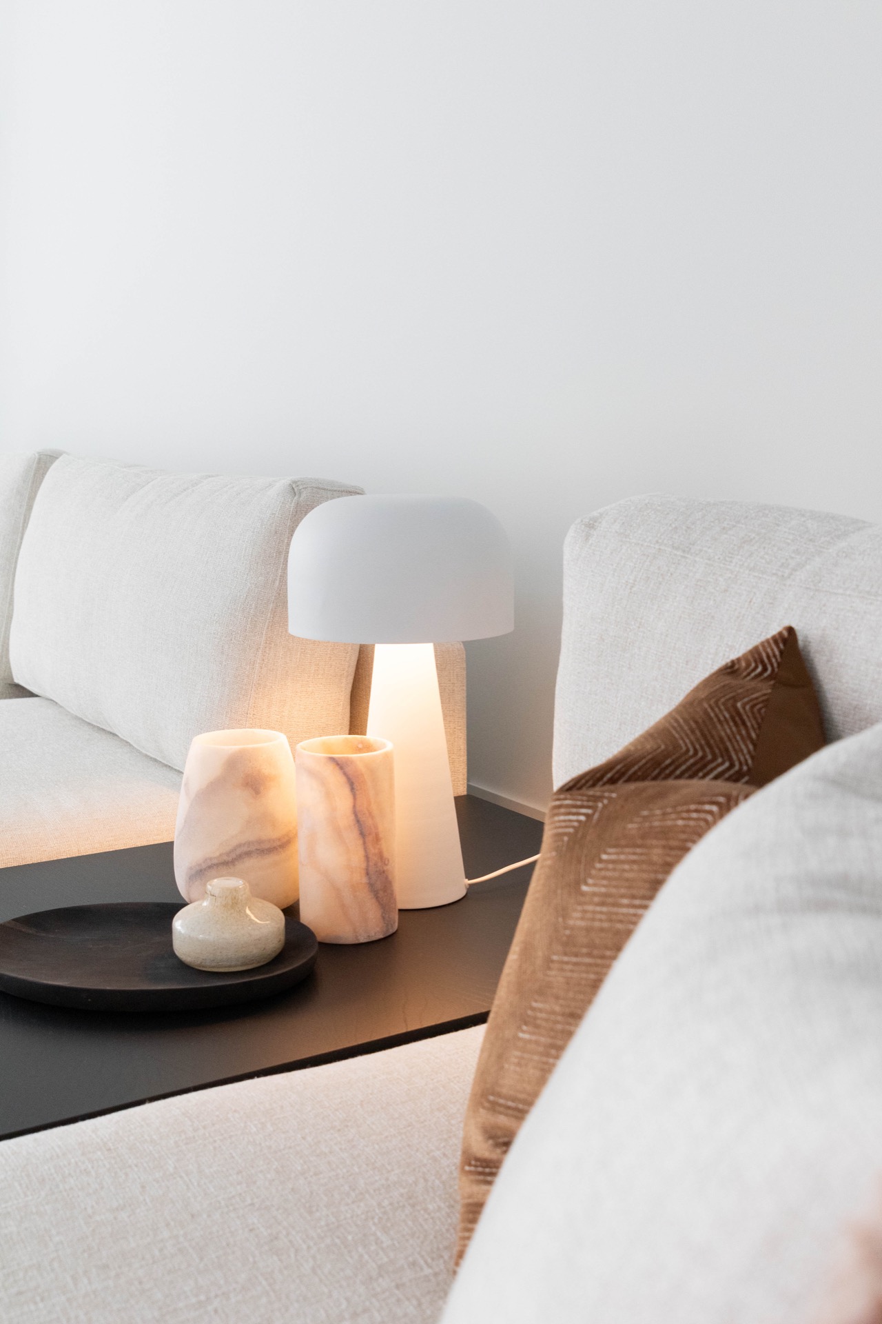 esempio progetto ristrutturazione casa: dettaglio decorativo con vasi in legno e ceramica, Luxe, Design, Exclusief, Modern, Maatwerk, Bijzondere, Mooie