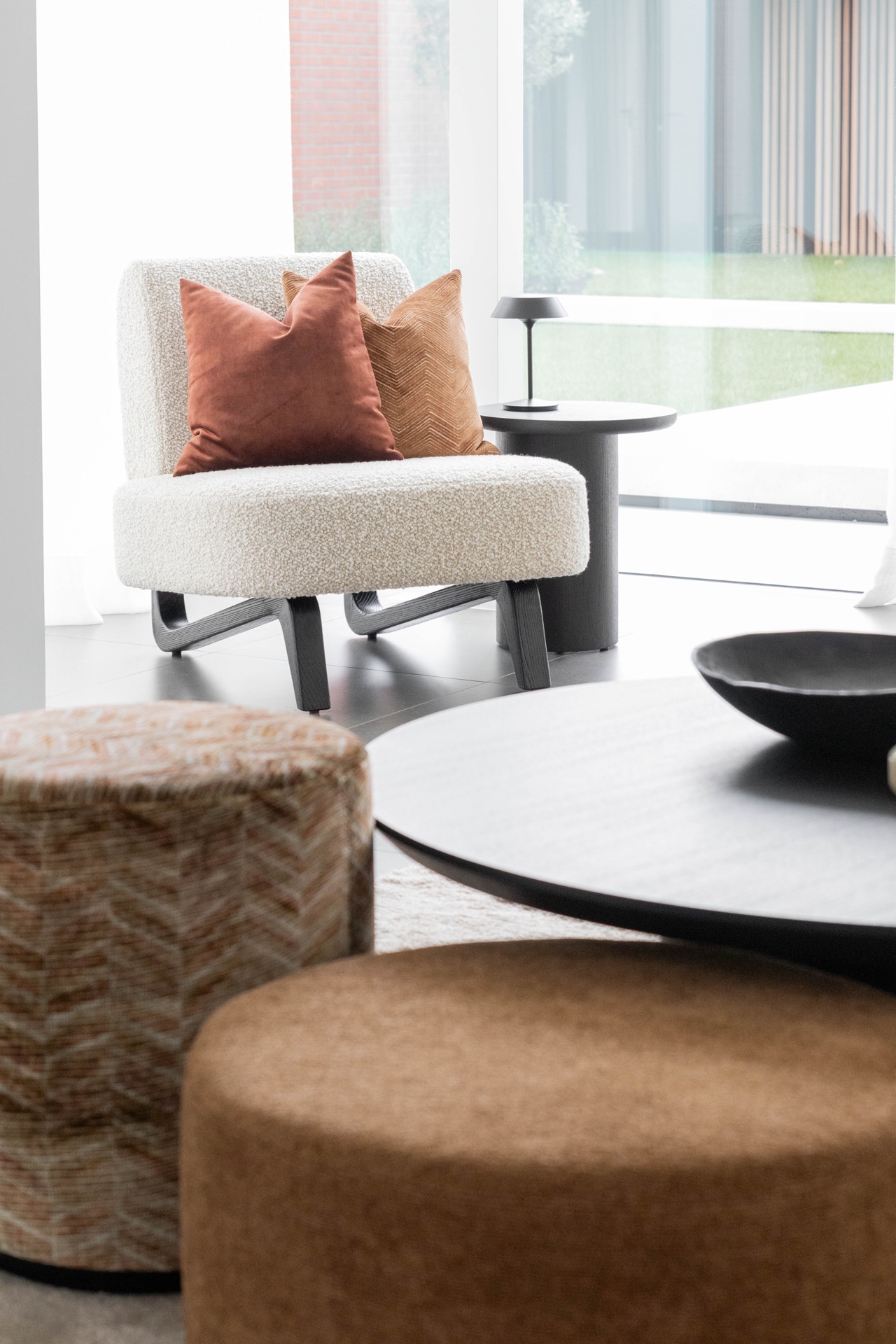 esempio progetto ristrutturazione casa: divano bianco con accessori neri in un interno minimalista, Luxe, Design, Exclusief, Modern, Maatwerk, Bijzondere, Mooie