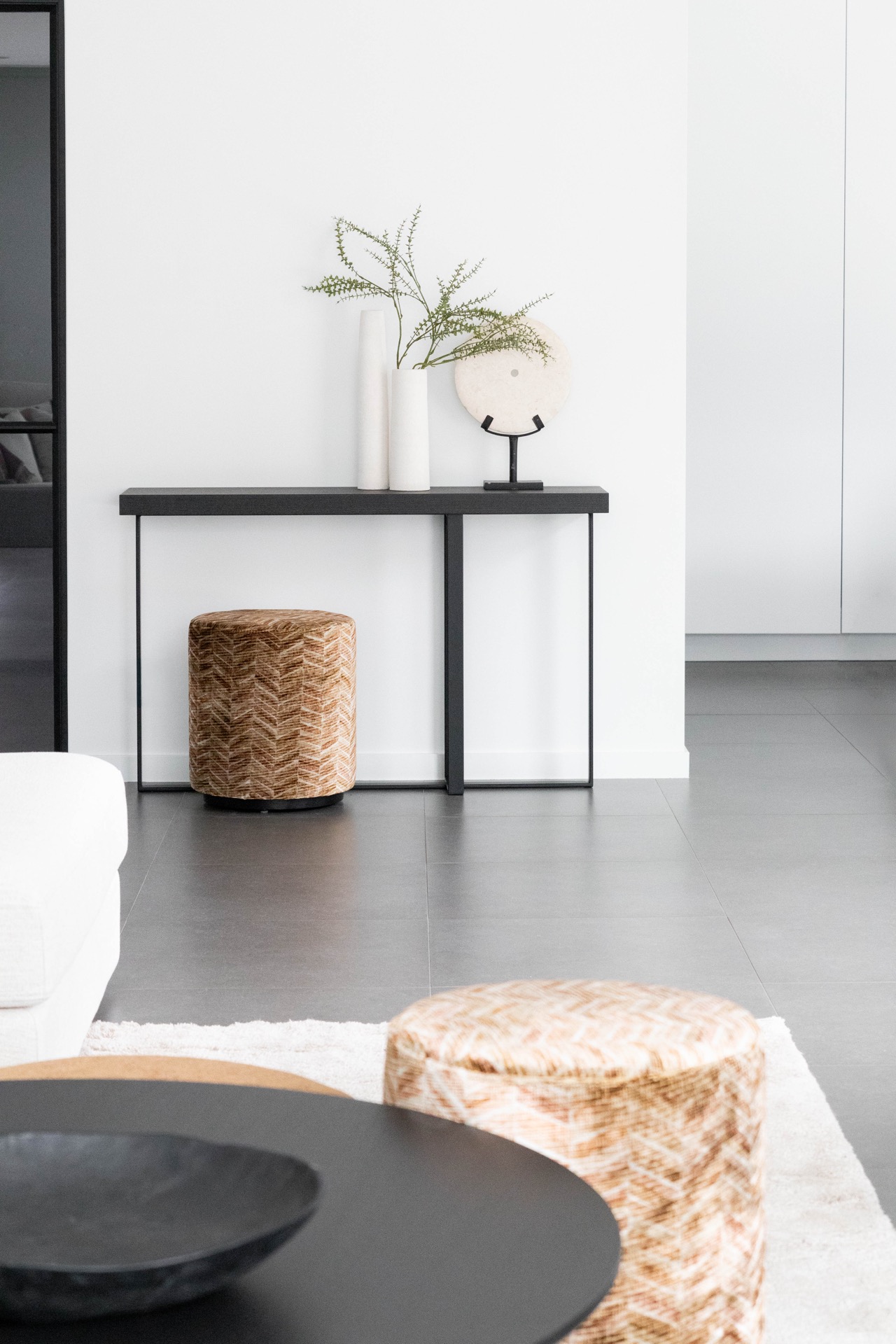 esempio progetto ristrutturazione casa: decorazione con vasi e piatto in materiali e colori naturali, Luxe, Design, Exclusief, Modern, Maatwerk, Bijzondere, Mooie