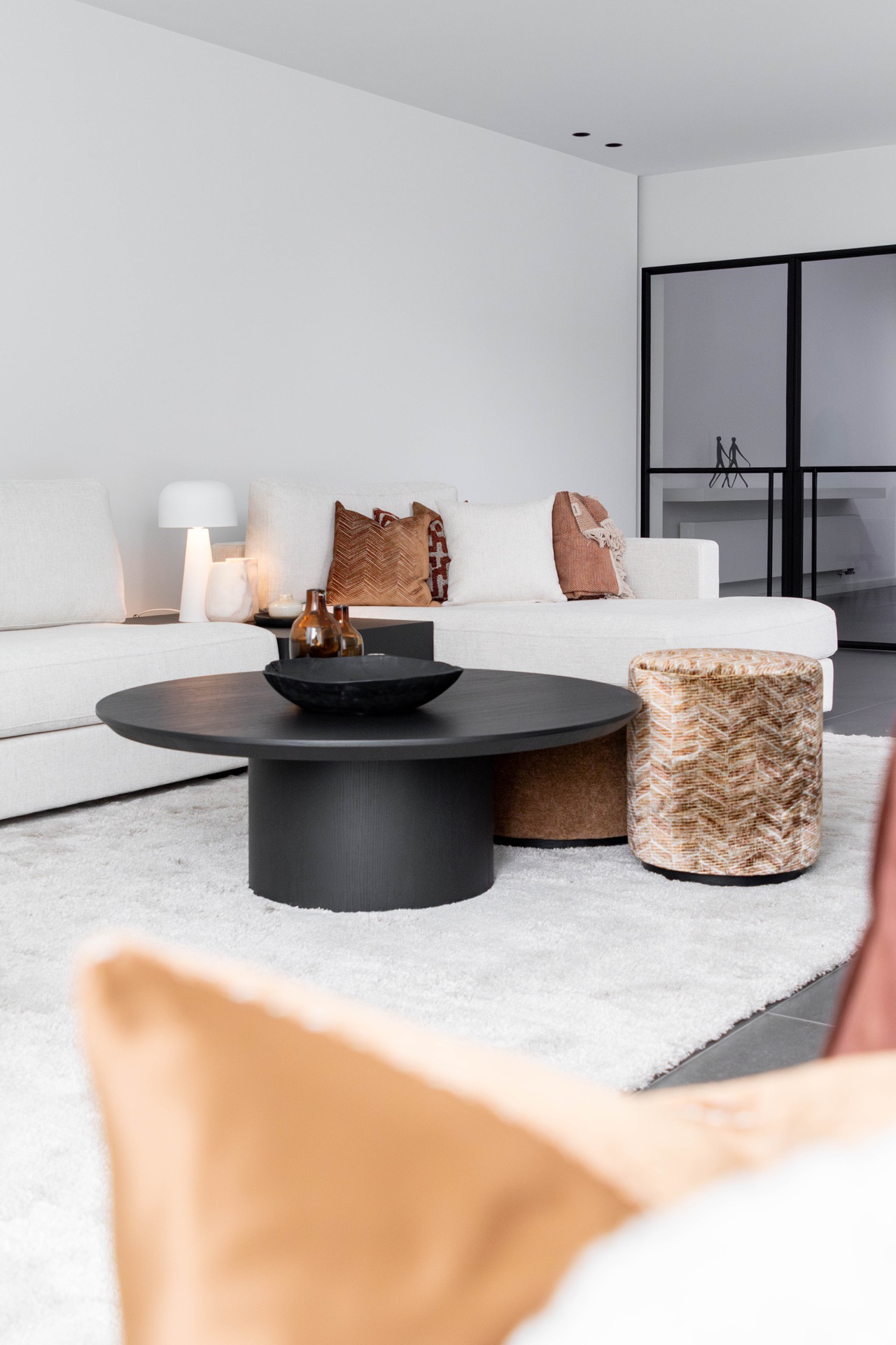 esempio progetto ristrutturazione casa: soggiorno con divano di lusso e colori caldi, Luxe, Design, Exclusief, Modern, Maatwerk, Bijzondere, Mooie