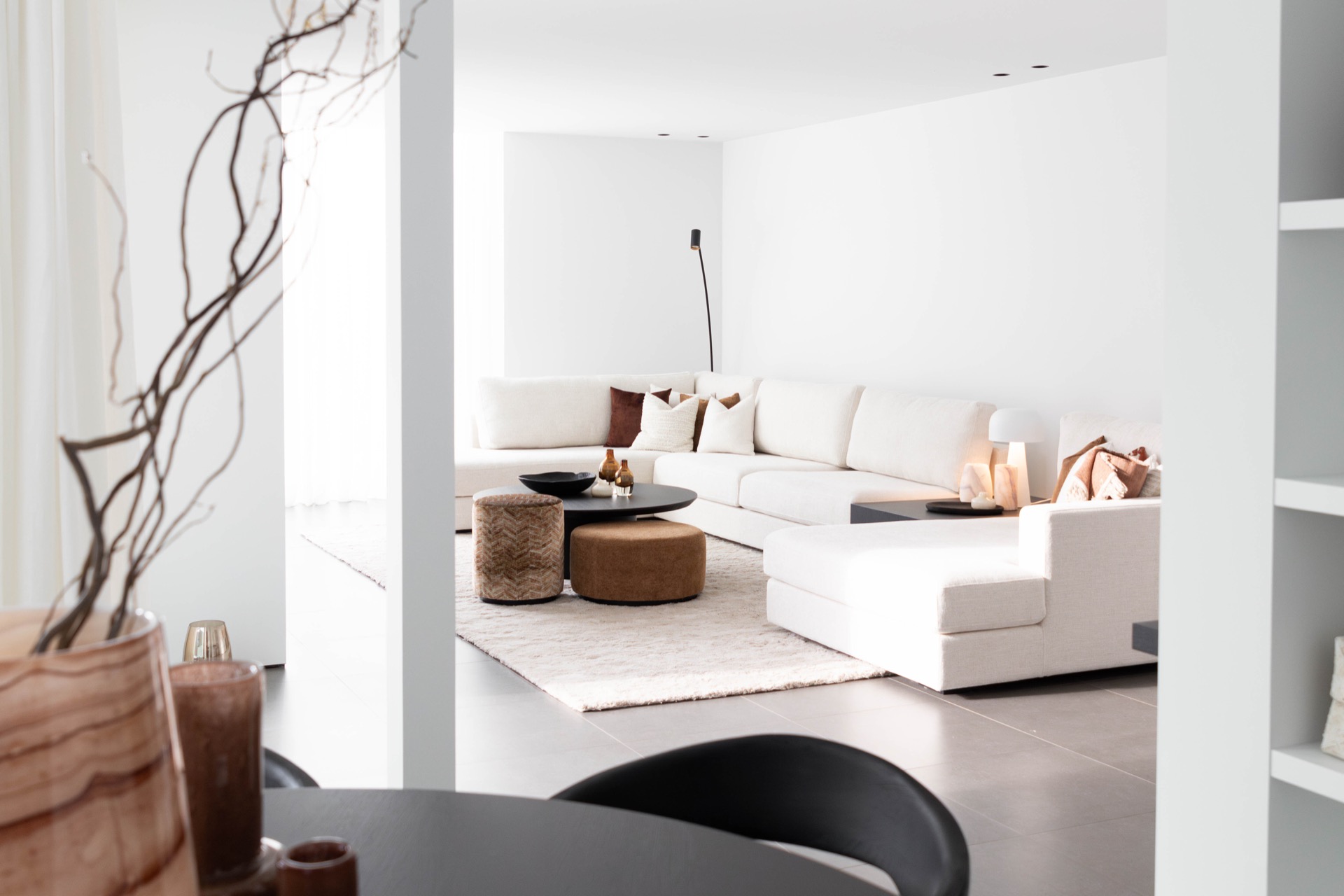 esempio progetto ristrutturazione casa: dettaglio decorativo con vasi e lampada in materiali naturali, Luxe, Design, Exclusief, Modern, Maatwerk, Bijzondere, Mooie
