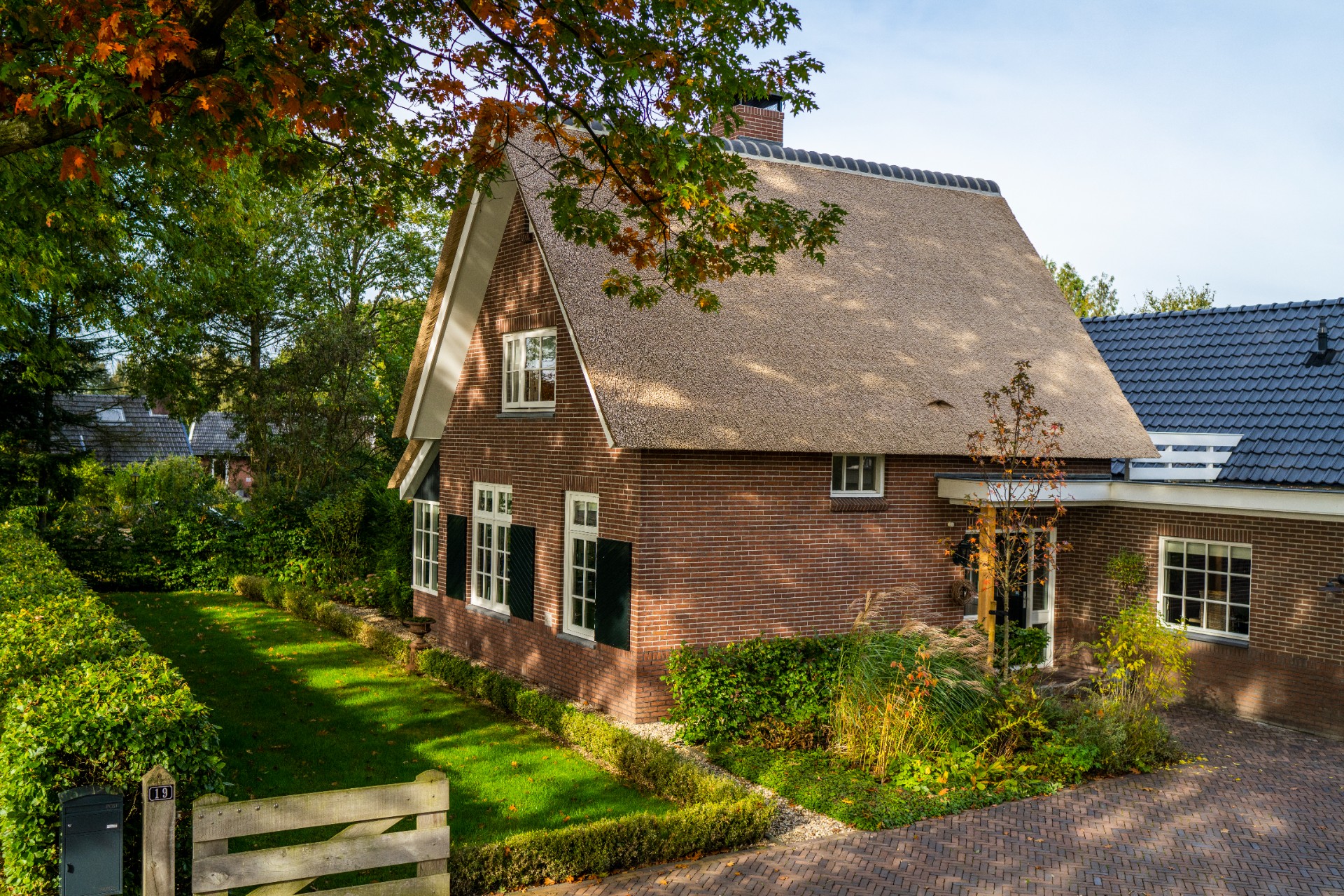 rivestimento in legno per pareti: casa con tetto a falda e tetto di paglia, facciata e giardino, Luxury, Design, Exclusive, Modern, Custom Made, Special, Beautiful