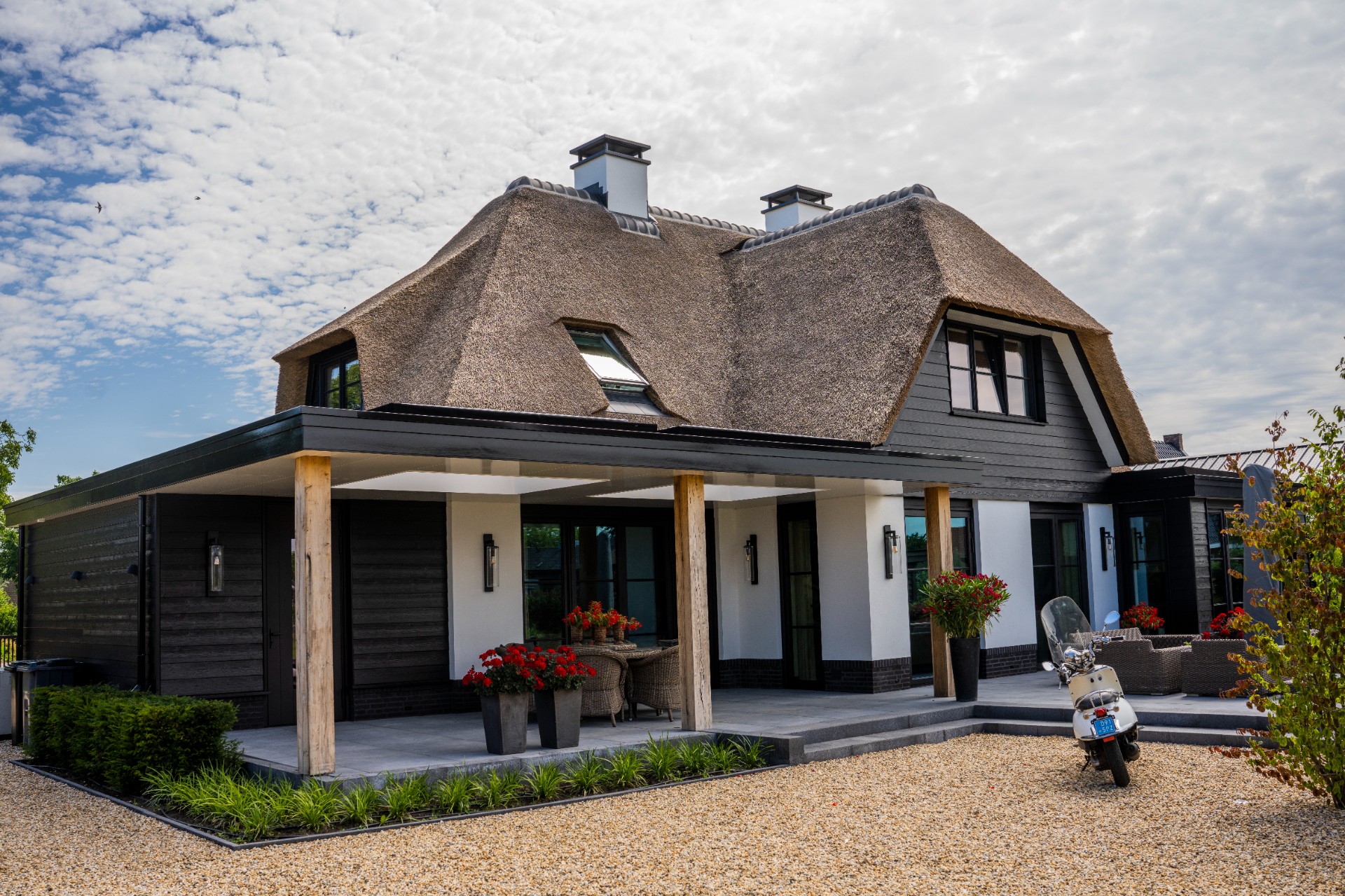 tetto di paglia: Vista posteriore della casa con e giardino, Luxury, Design, Exclusive, Modern, Custom Made, Special, Beautiful