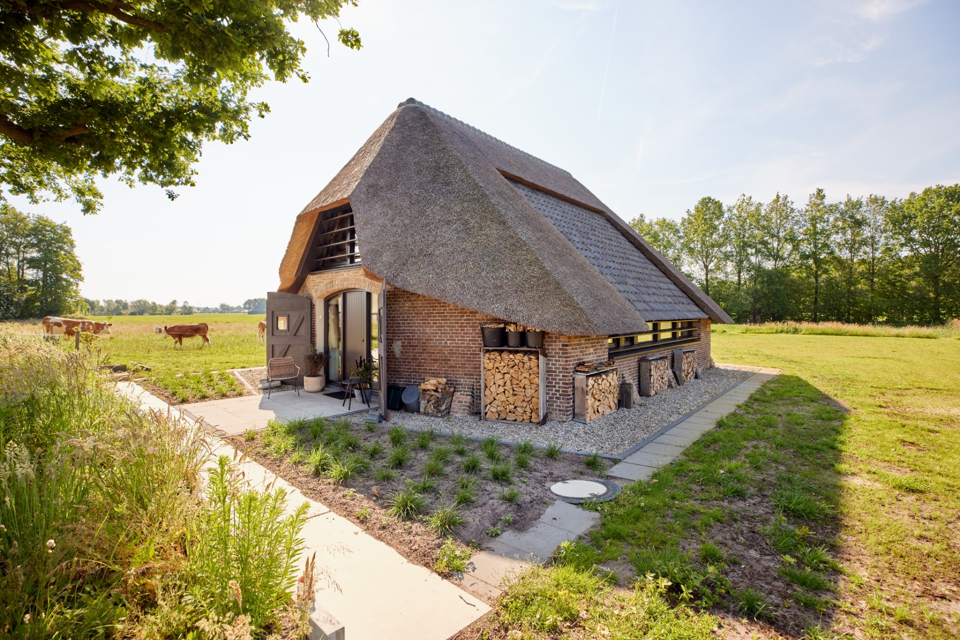 rivestimento in legno per pareti: villa di lusso con tetto di paglia in campagna, Luxury, Design, Exclusive, Modern, Custom Made, Special, Beautiful