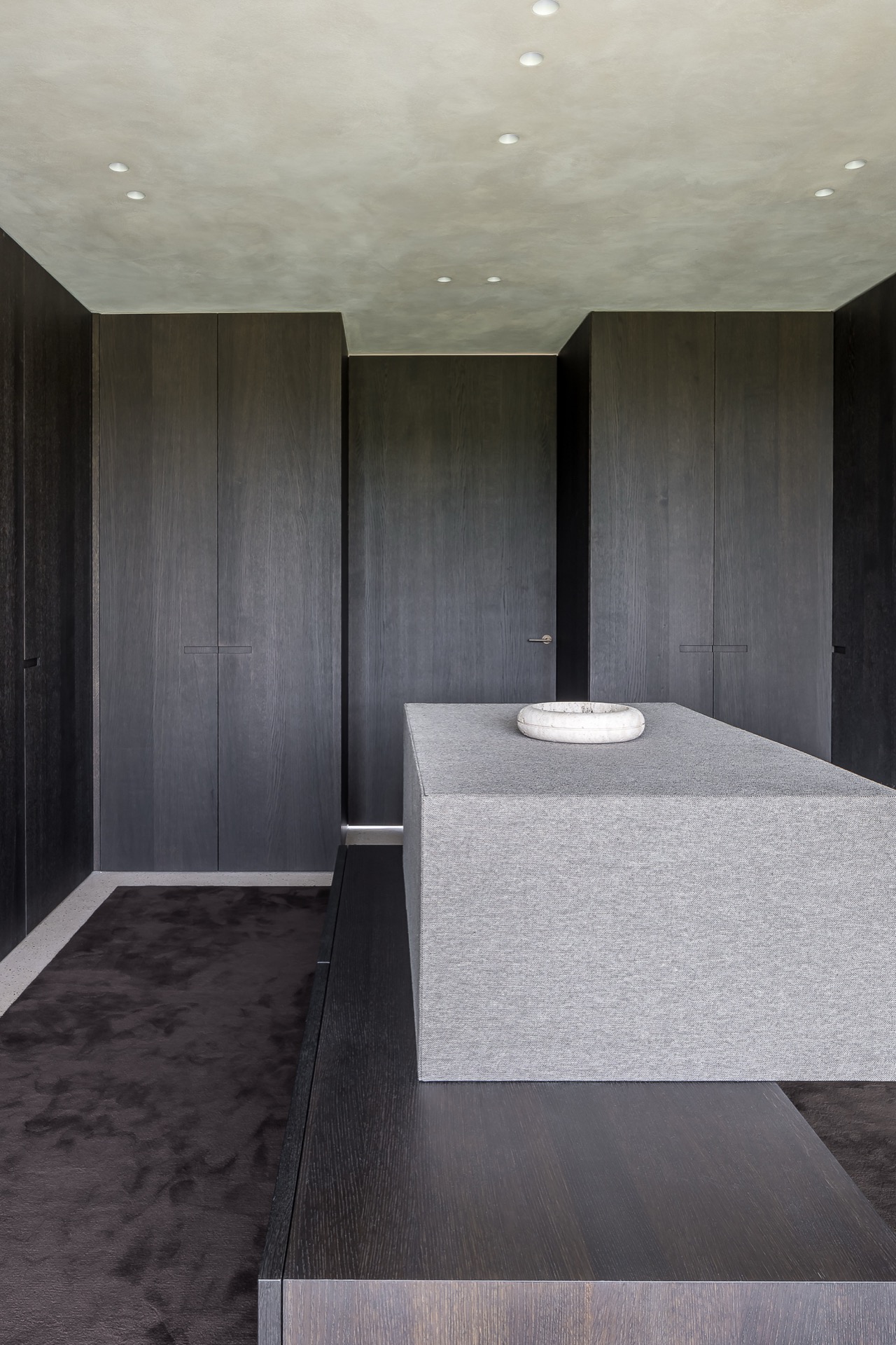 progetto di ristrutturazione casa: soggiorno moderno con divani di tessuto di lusso e illuminazione calda, Luxury, Design, Exclusive, Modern, Custom Made, Special, Beautiful
