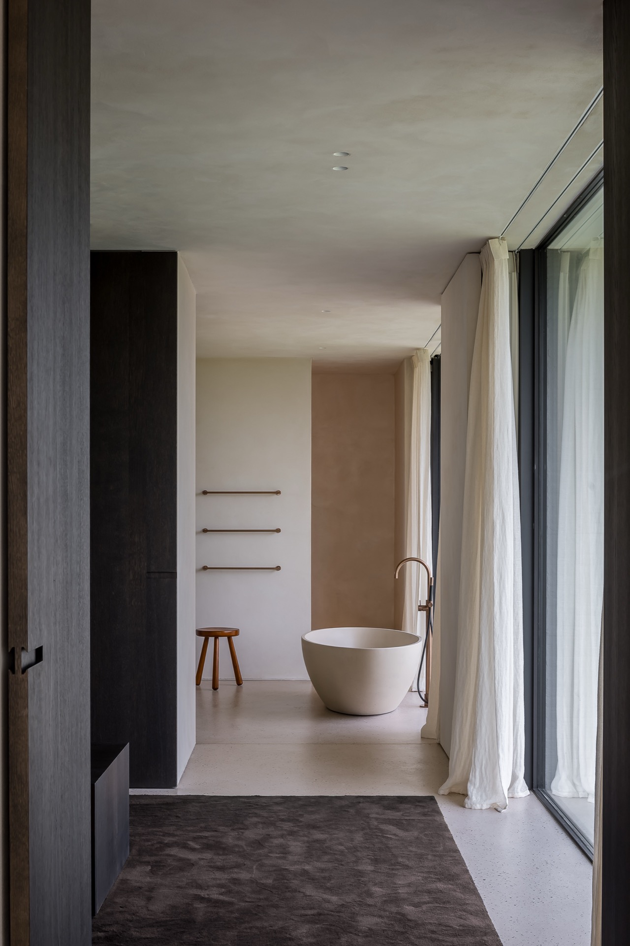 progetto di ristrutturazione casa: soggiorno moderno con opera d'arte e grandi finestre, Luxury, Design, Exclusive, Modern, Custom Made, Special, Beautiful