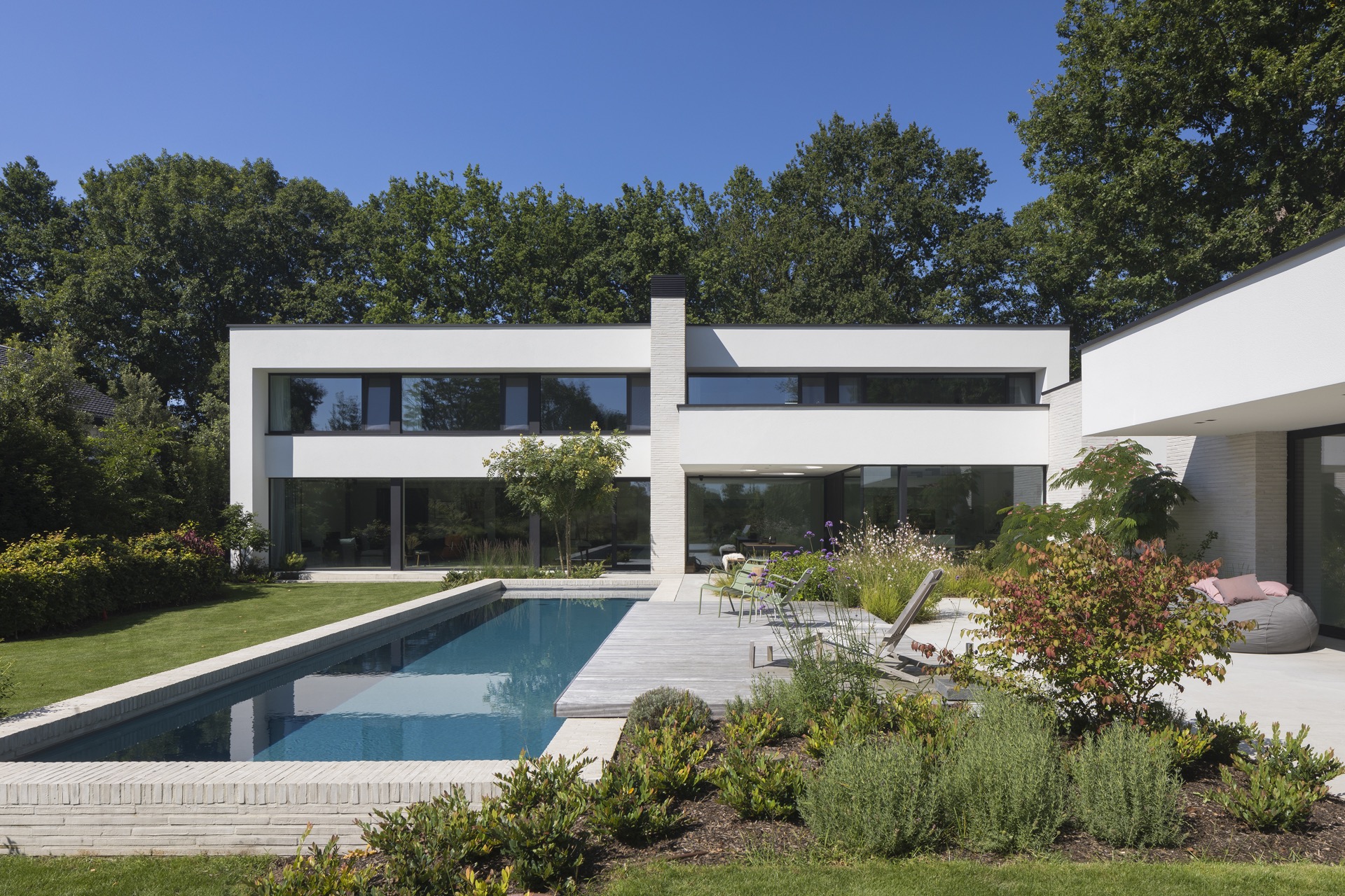 design casa moderna: facciata moderna bianca con grandi finestre e giardino, Luxury, Design, Exclusive, Modern, Custom Made, Special, Beautiful