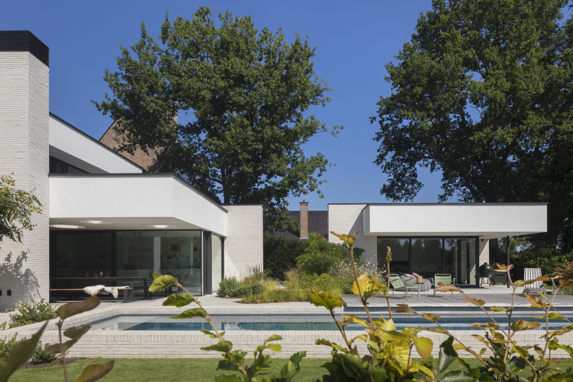 design casa moderna: cortile posteriore di casa moderna con piscina e zona relax, Luxury, Design, Exclusive, Modern, Custom Made, Special, Beautiful
