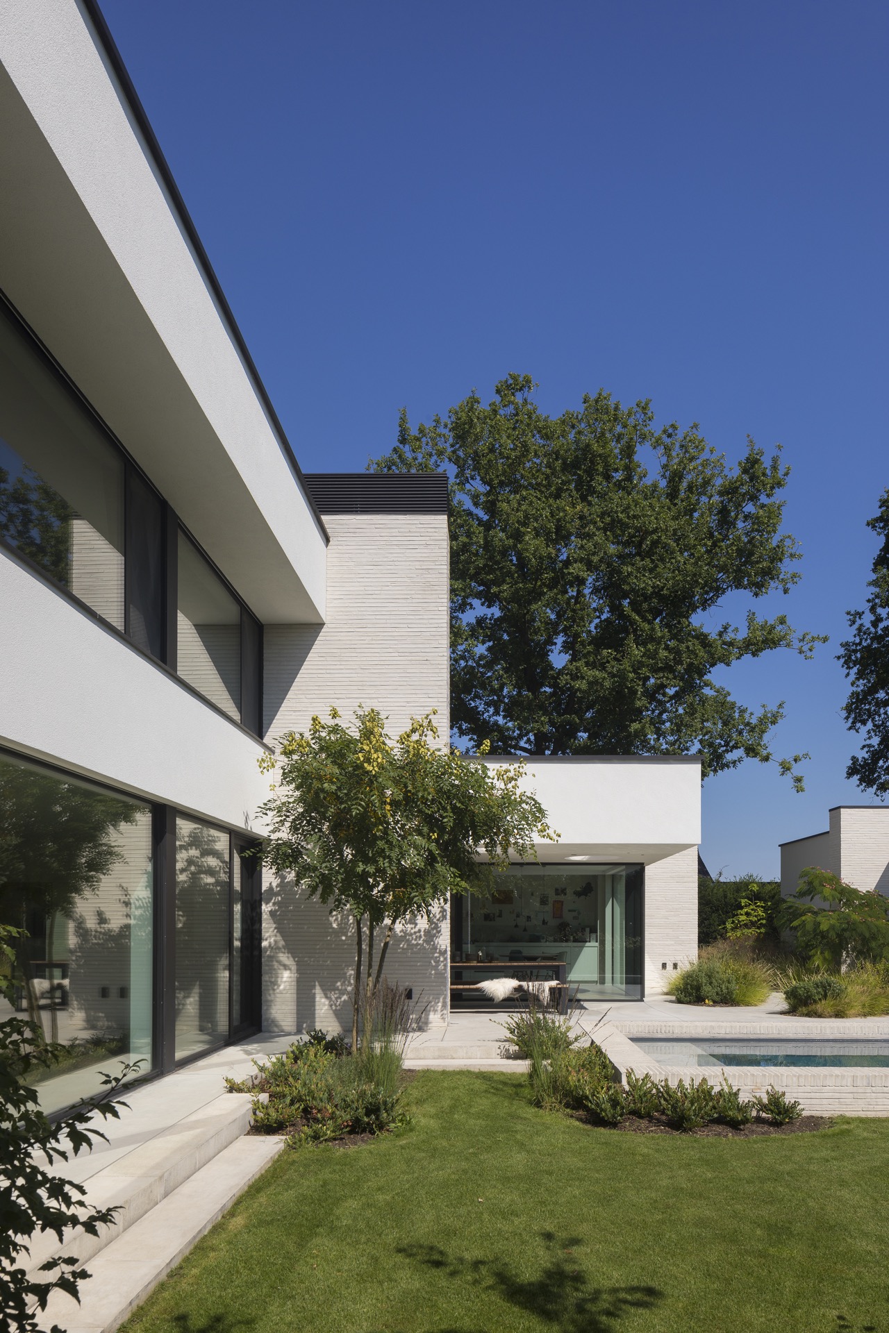 design casa moderna: soggiorno moderno con camino e grande finestra, Luxury, Design, Exclusive, Modern, Custom Made, Special, Beautiful