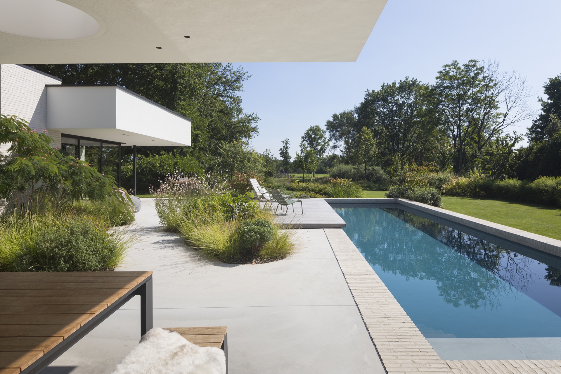 design casa moderna: soggiorno con grande divano e camino in stile accogliente, Luxury, Design, Exclusive, Modern, Custom Made, Special, Beautiful
