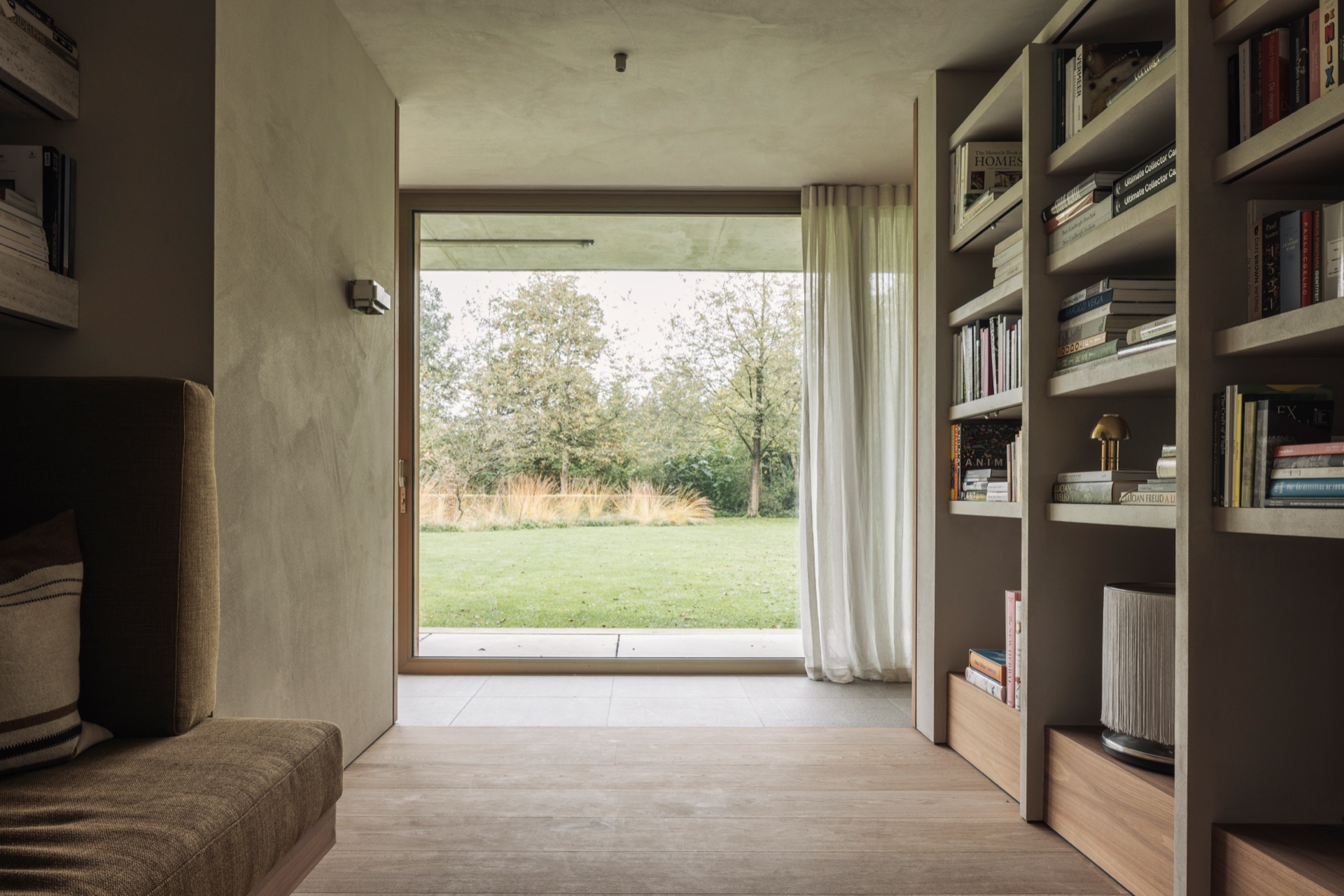 rivestimento in legno per pareti: libreria con decorazioni e tende, salotto accogliente, Luxury, Design, Exclusive, Modern, Custom Made, Special, Beautiful