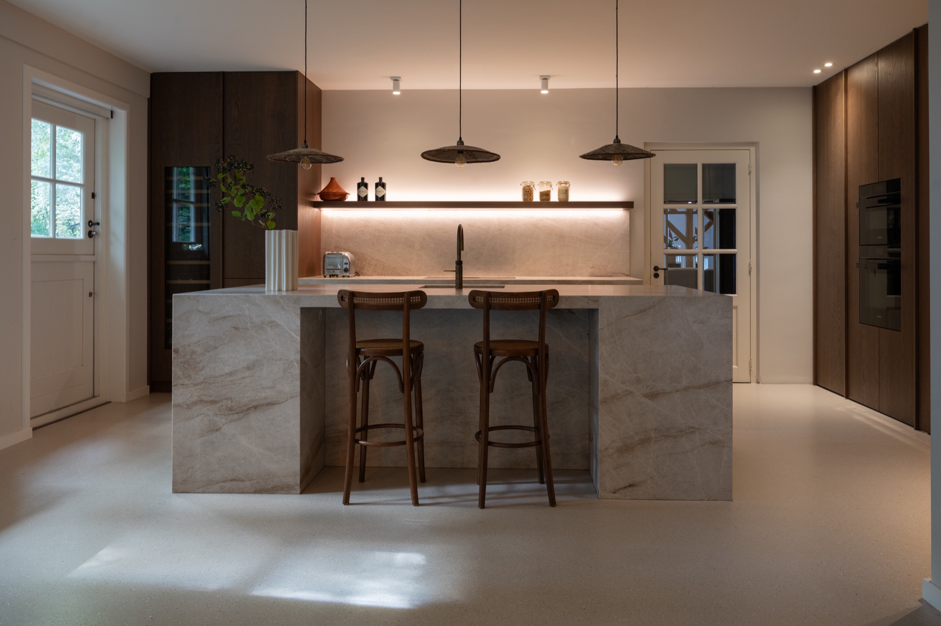 design interno Japandi: cucina interna con isola in marmo e armadi in legno, stile Japandi moderno., Luxury, Design, Exclusive, Modern, Custom Made, Special, Beautiful