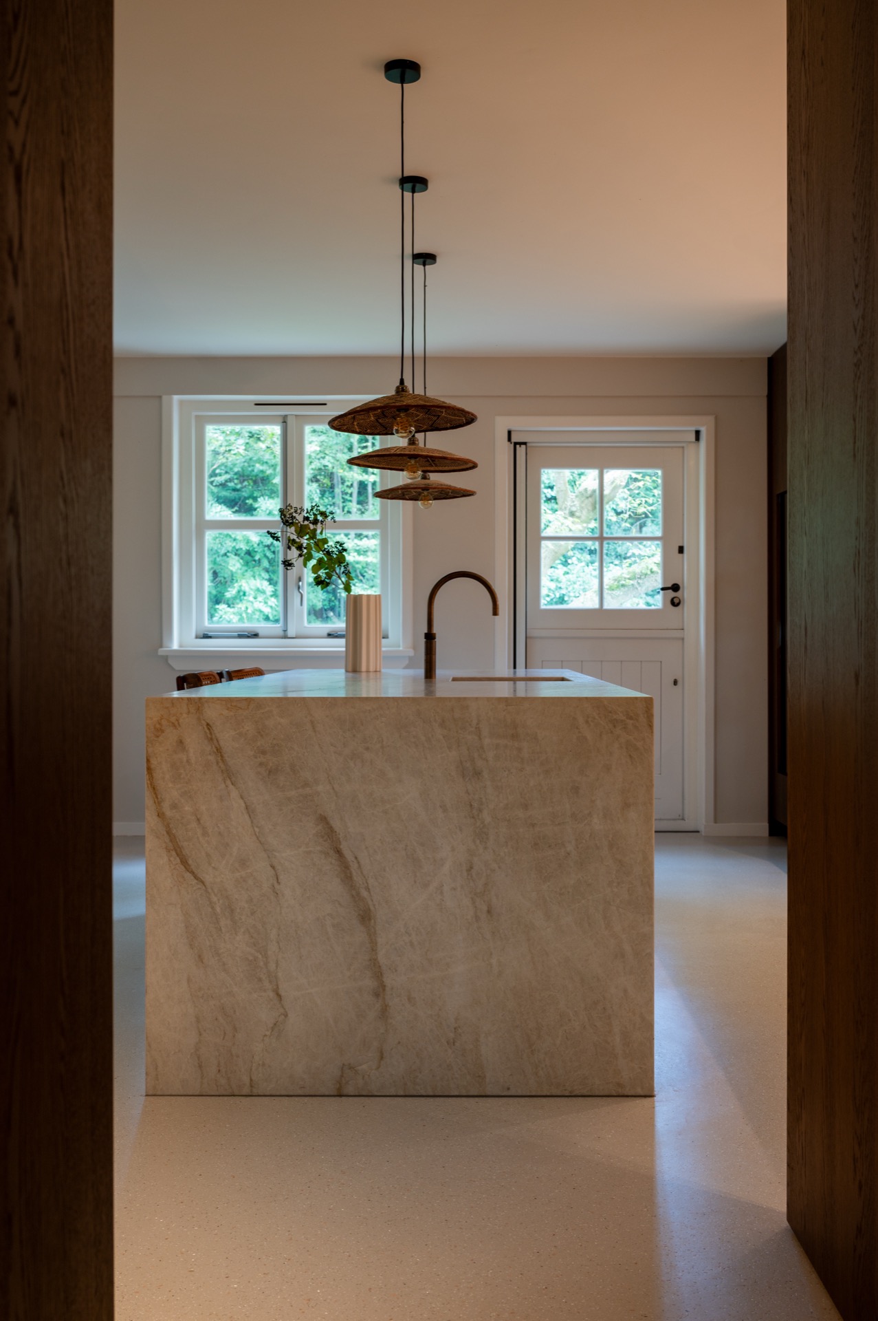 design interno Japandi: inquadratura ravvicinata di un'isola da cucina in pietra naturale con sgabelli di legno., Luxury, Design, Exclusive, Modern, Custom Made, Special, Beautiful