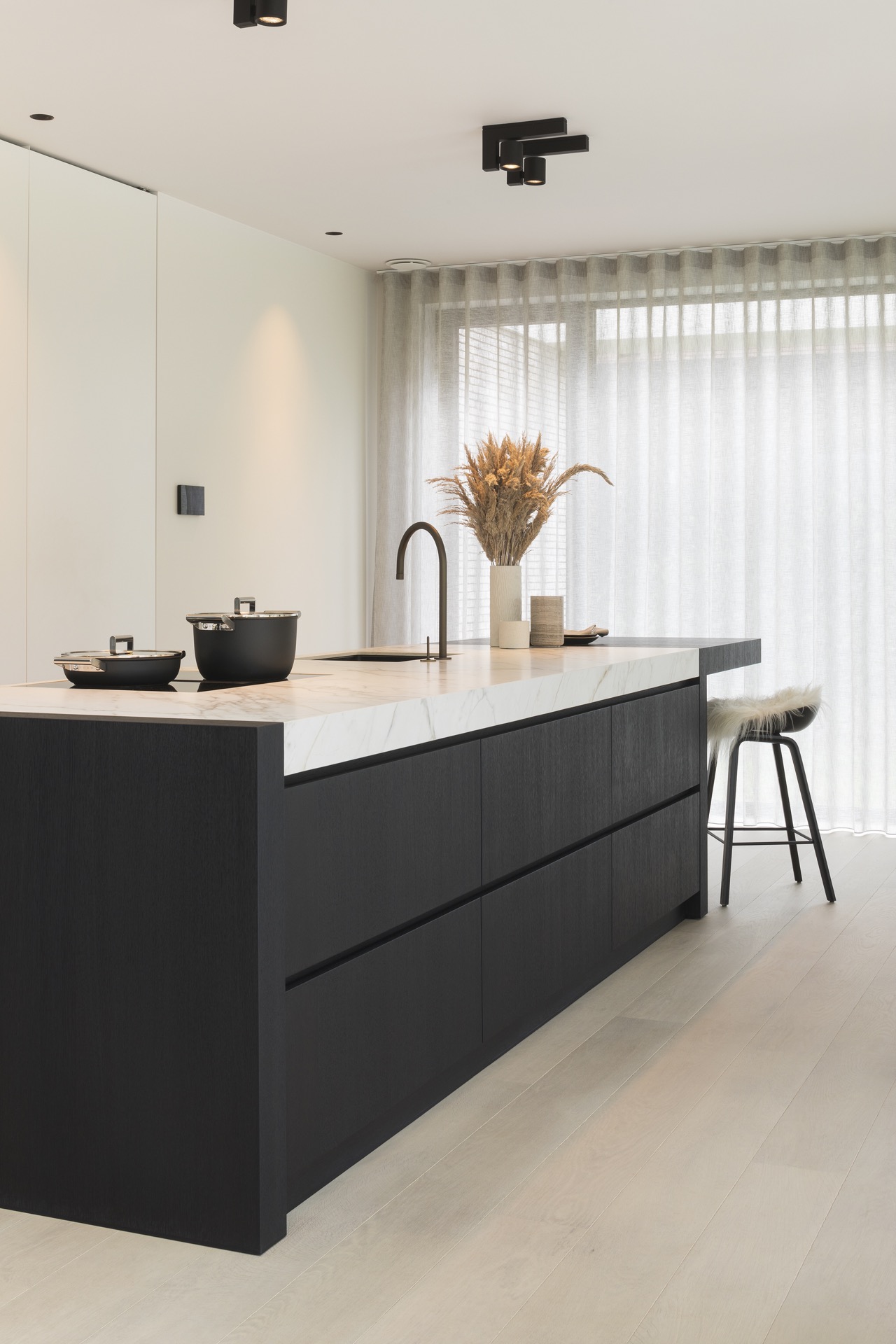 progetto di ristrutturazione casa: camera da letto di lusso con grandi finestre e atmosfera moderna e tranquilla, Luxe, Design, Exclusief, Modern, Maatwerk, Bijzondere, Mooie