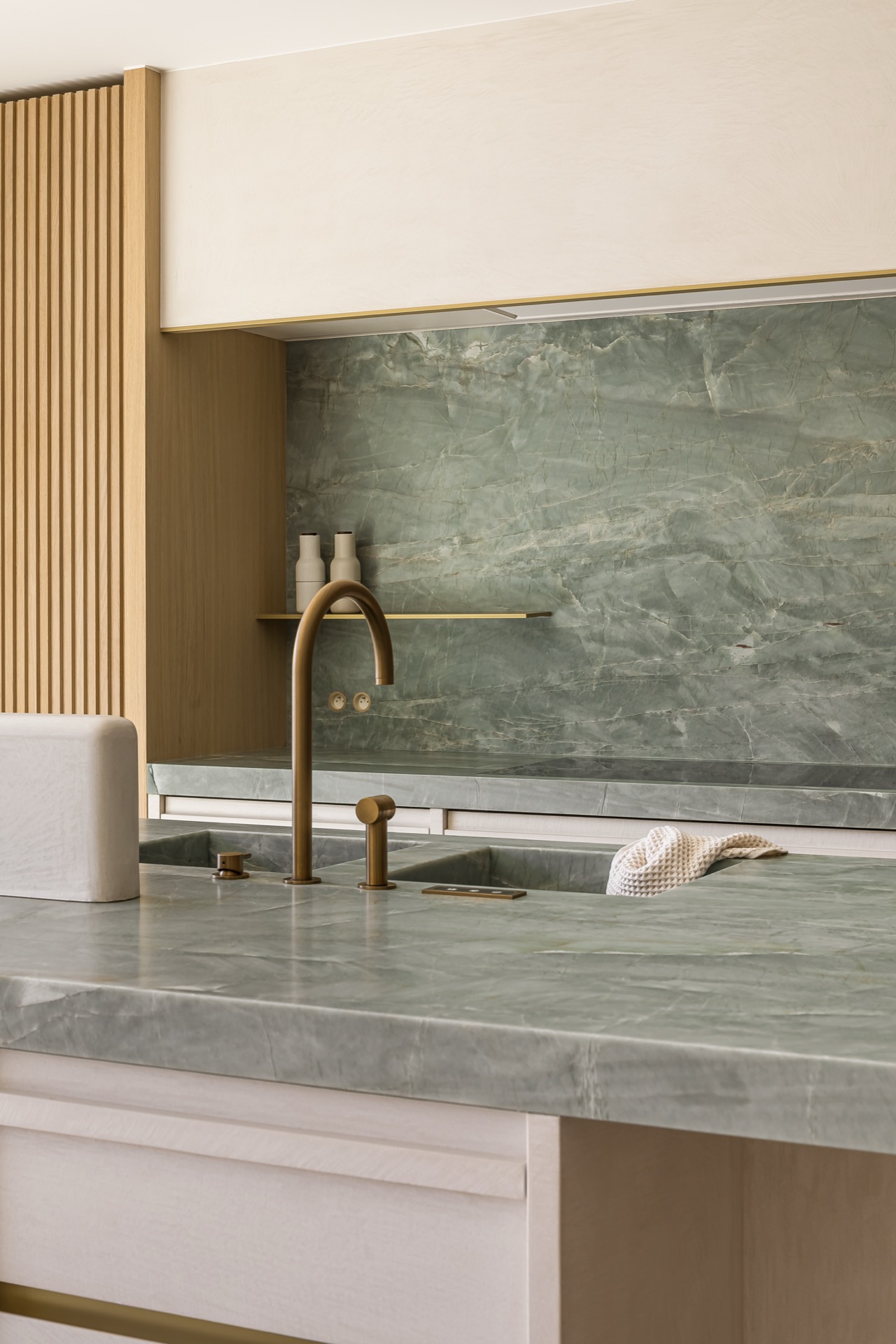 rivestimento in legno per pareti: bagno moderno luminoso con parete in marmo e lavabo, Luxury, Design, Exclusive, Modern, Custom Made, Special, Beautiful