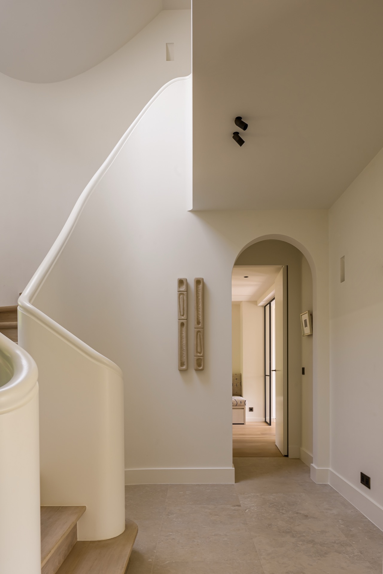 rivestimento in legno per pareti: scala funzionale in soffitta con pavimento in legno e pareti bianche, Luxury, Design, Exclusive, Modern, Custom Made, Special, Beautiful