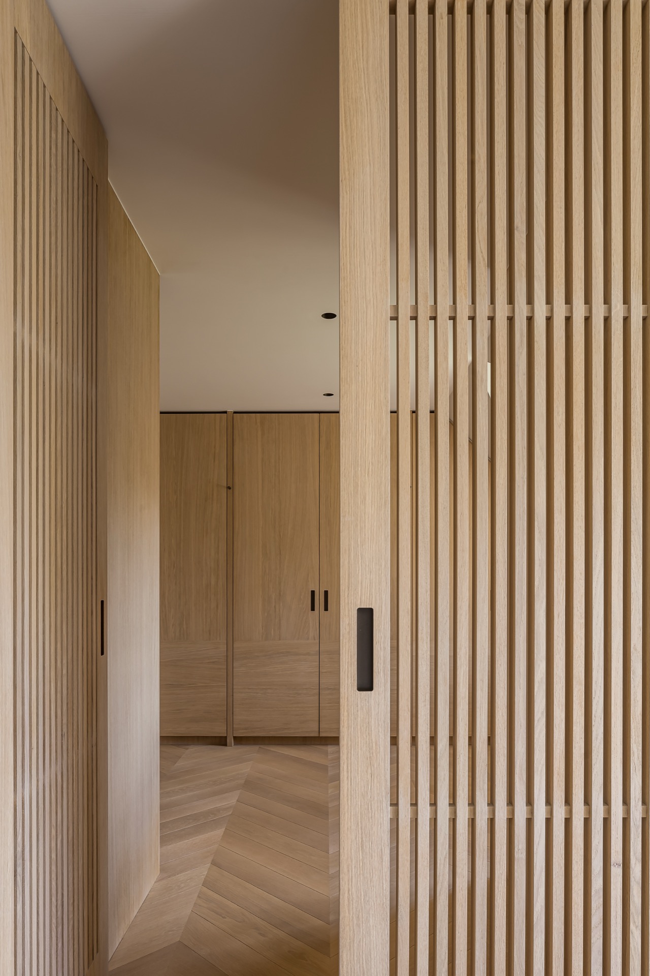 revestimiento de madera: escalera de madera en interior cálido con pasamanos de madera, Luxury, Design, Exclusive, Modern, Custom Made, Special, Beautiful
