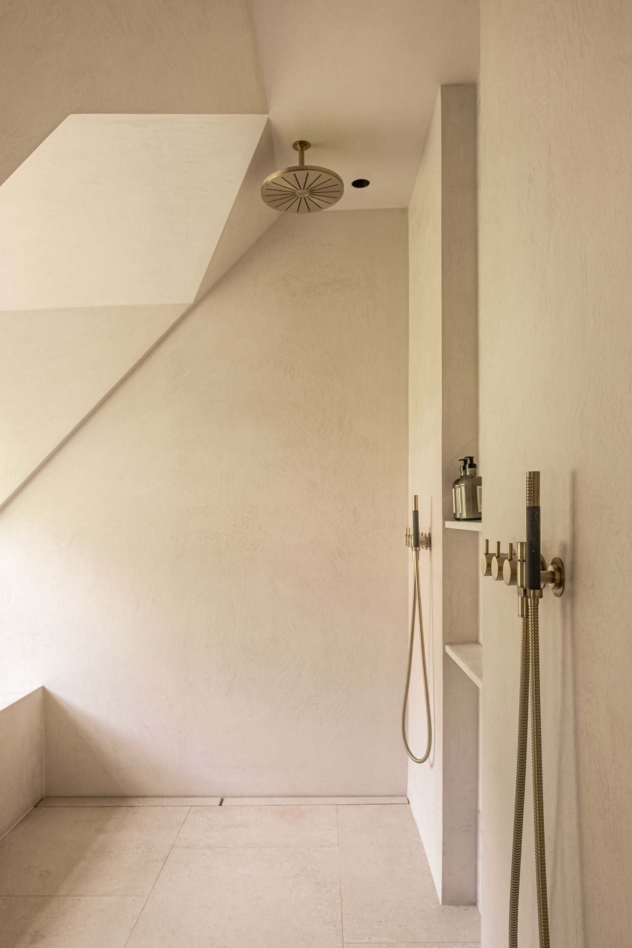 rivestimento in legno per pareti: bagno di lusso con lavabo in marmo e dettagli dorati, Luxury, Design, Exclusive, Modern, Custom Made, Special, Beautiful