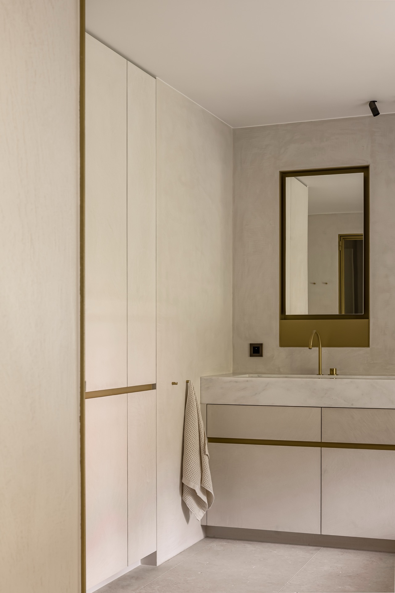 rivestimento in legno per pareti: ingresso luminoso con porta in vetro e giardino, design moderno, Luxury, Design, Exclusive, Modern, Custom Made, Special, Beautiful