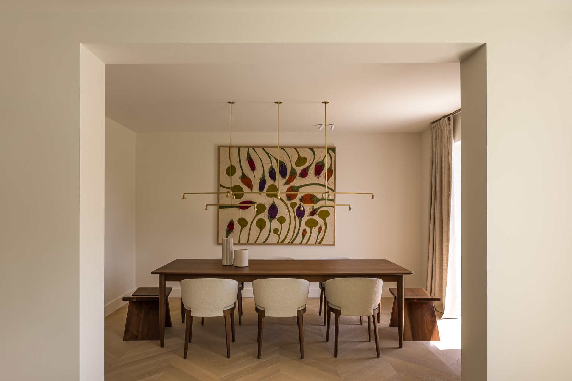 rivestimento in legno per pareti: sala da pranzo con tavolo in legno e sedie morbide, atmosfera naturale, Luxury, Design, Exclusive, Modern, Custom Made, Special, Beautiful