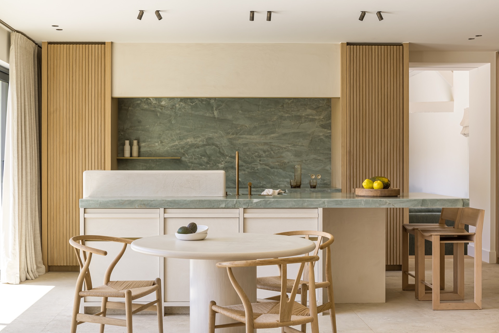 rivestimento in legno per pareti: cucina moderna aperta con piano in marmo e armadi in legno, Luxury, Design, Exclusive, Modern, Custom Made, Special, Beautiful