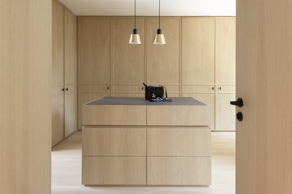 intérieurs modernes de luxe: rustige woninginterieurs: luxe badkamer met dubbele wastafel, marmer en strakke lijnen.