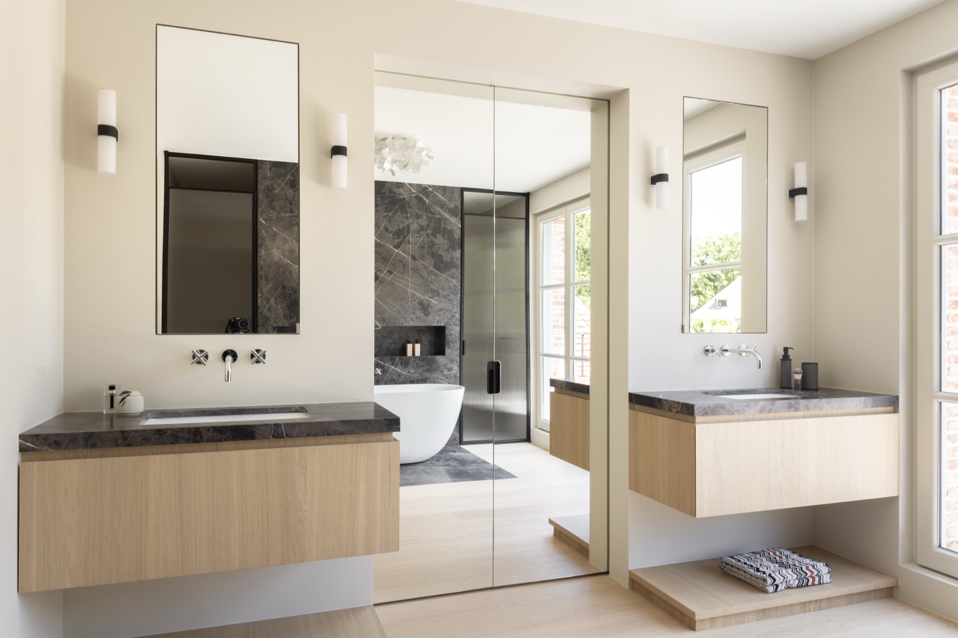 spazi luminosi: bagno di lusso con doppio lavabo, marmo e linee eleganti., Luxury, Design, Exclusive, Modern, Custom Made, Special, Beautiful