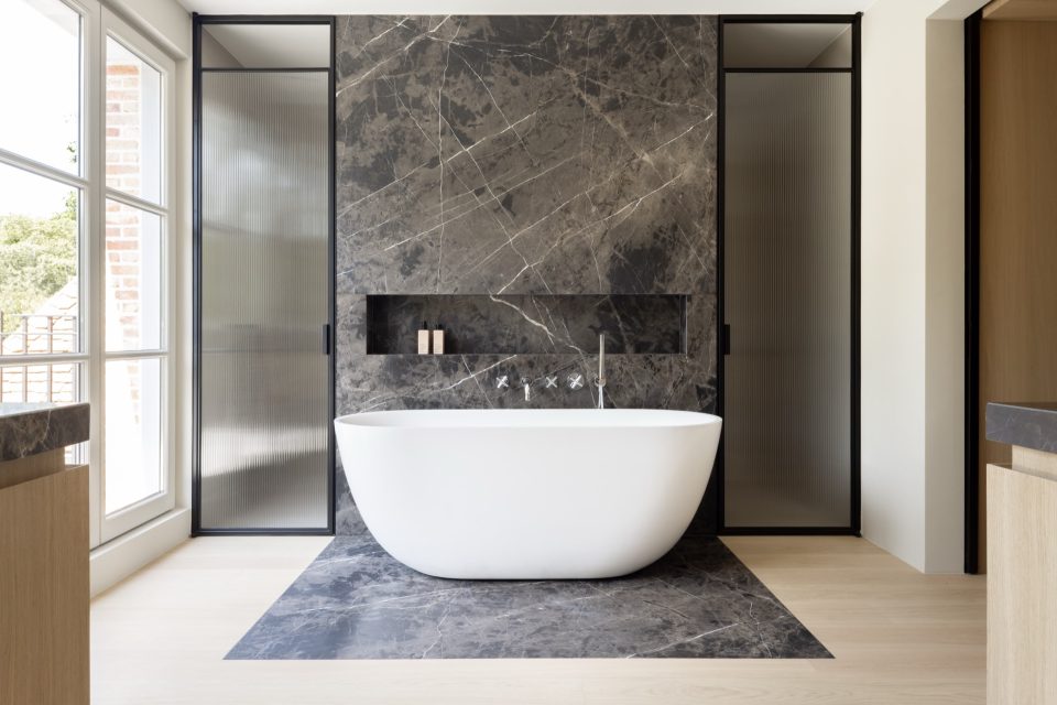 intérieurs modernes de luxe: rustige woninginterieurs: bright living spaces: modern bathroom with freestanding tub, marble