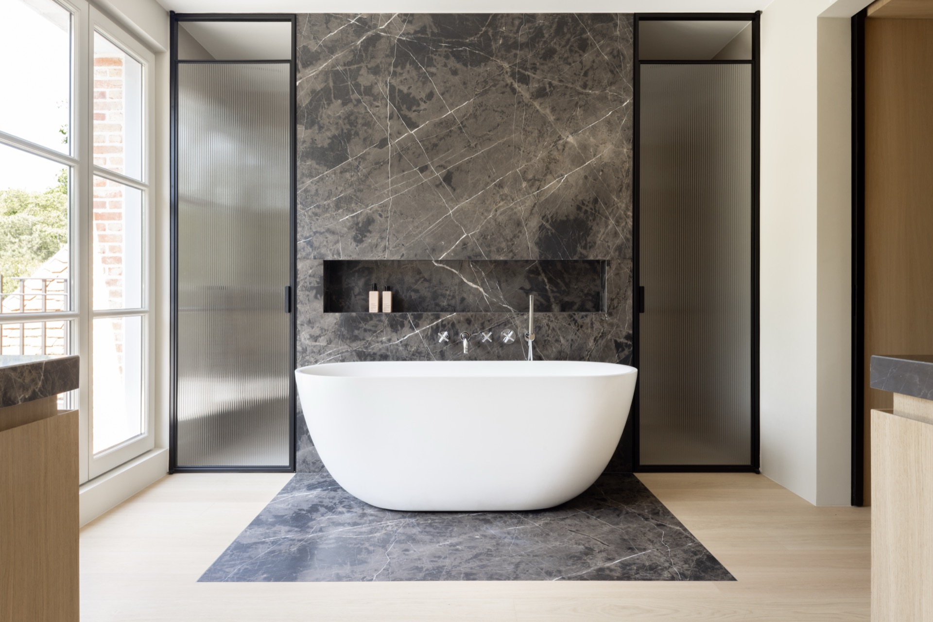 spazi luminosi: bagno moderno con vasca freestanding, pavimento in marmo e grandi finestre., Luxury, Design, Exclusive, Modern, Custom Made, Special, Beautiful