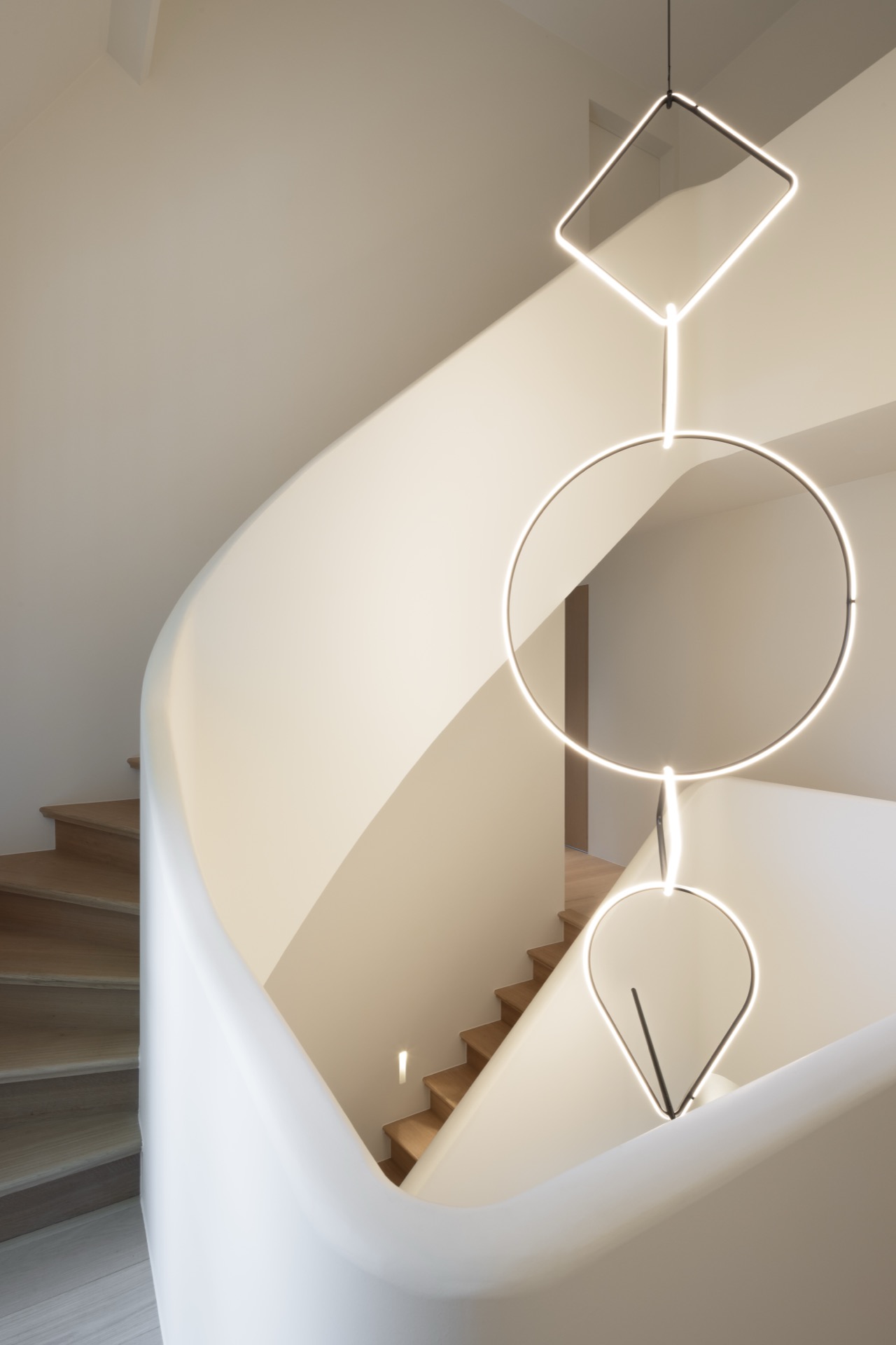 spazi luminosi: tavolo da pranzo moderno con gambe in legno e piano in vetro., Luxury, Design, Exclusive, Modern, Custom Made, Special, Beautiful