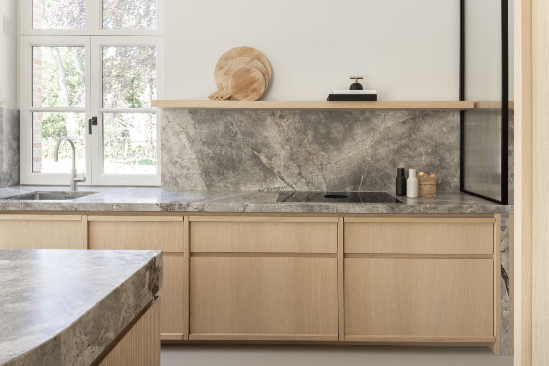 spazi luminosi: cucina in legno con sfondo in marmo, molto luce naturale., Luxury, Design, Exclusive, Modern, Custom Made, Special, Beautiful