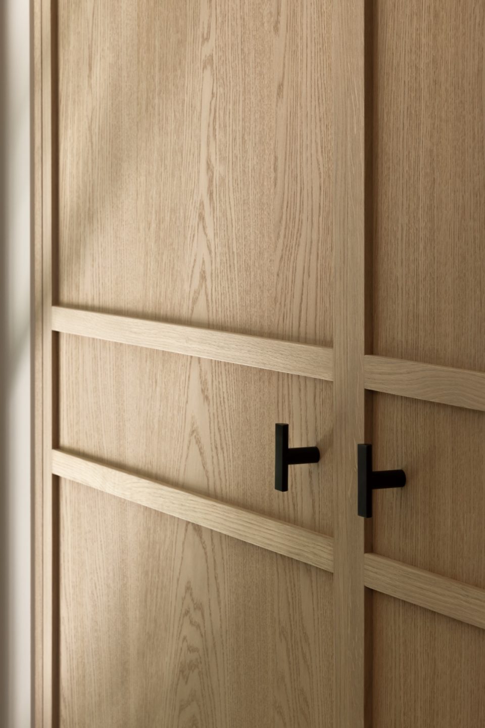 intérieurs modernes de luxe: rustige woninginterieurs: moderne kleedkamer met houten kasten en spiegelwanden.
