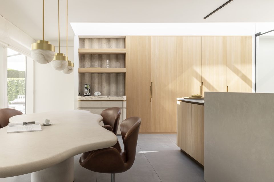 esempio progetto ristrutturazione casa: verticale houten gevelbekleding: keuken met houten kasten en marmeren werkblad