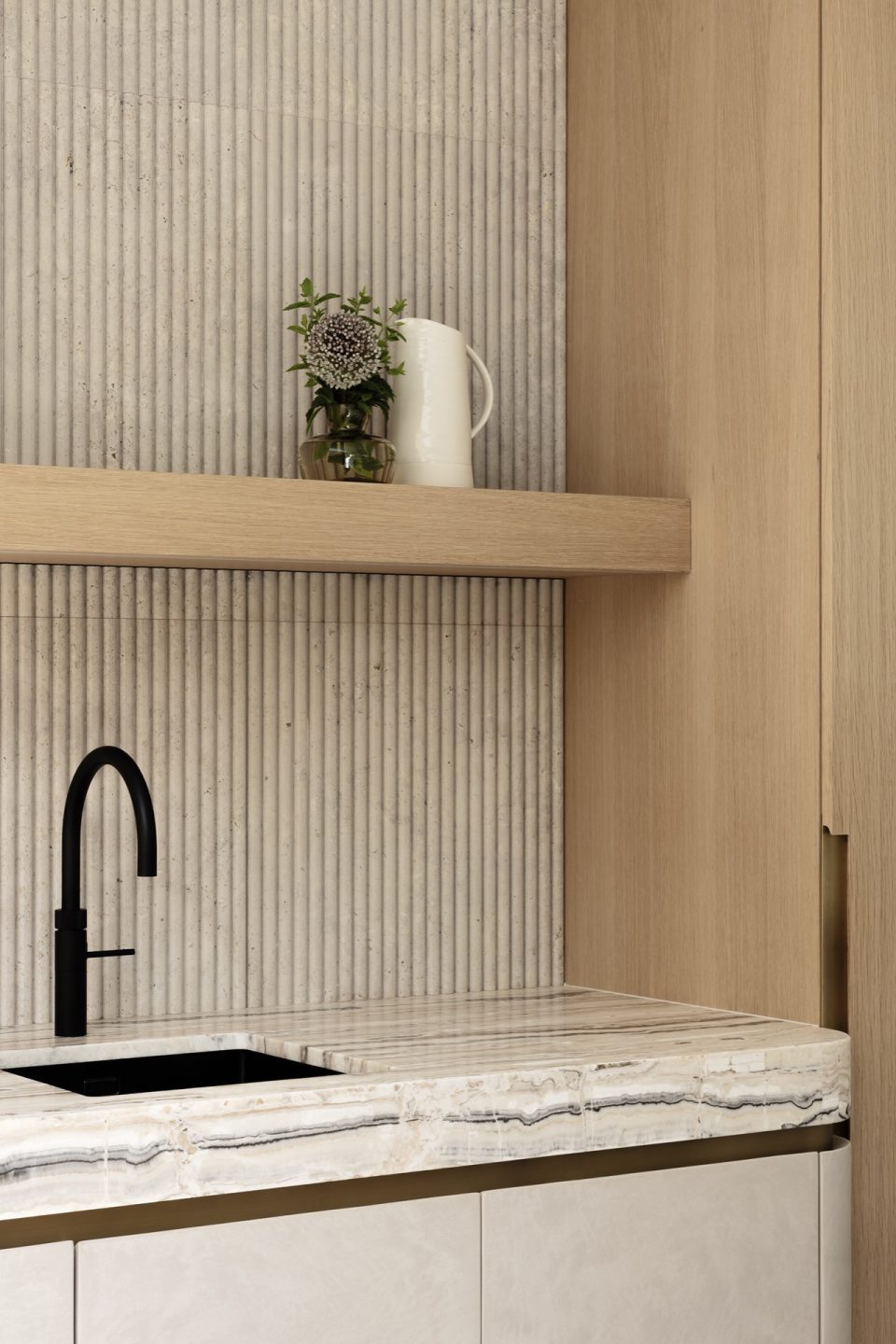 esempio progetto ristrutturazione casa: verticale houten gevelbekleding: dichtbij keukenwerkblad met marmer en houten laden