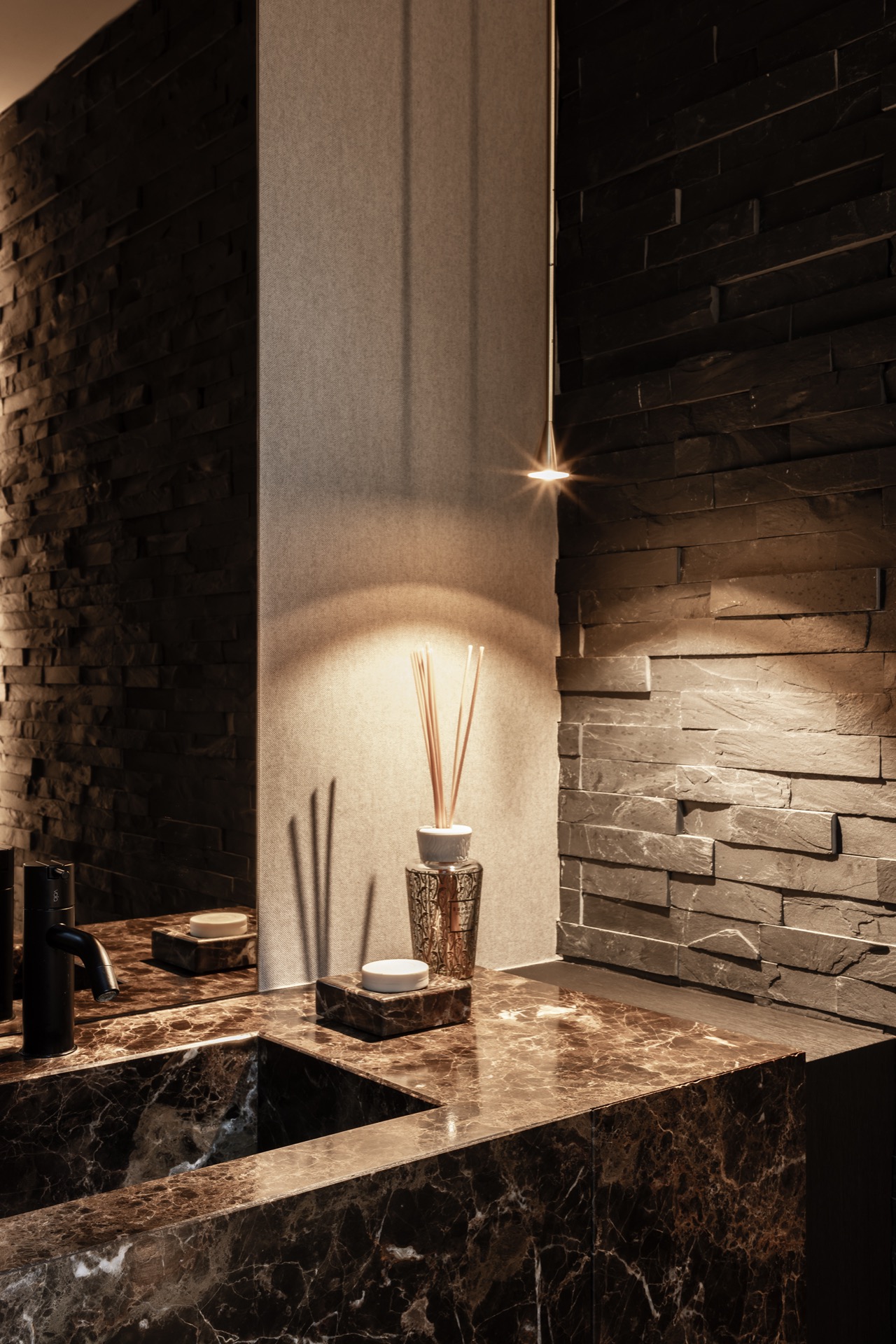esempio progetto ristrutturazione casa: cucina con piano in marmo e sfondo blu in design elegante, Luxury, Design, Exclusive, Modern, Custom Made, Special, Beautiful