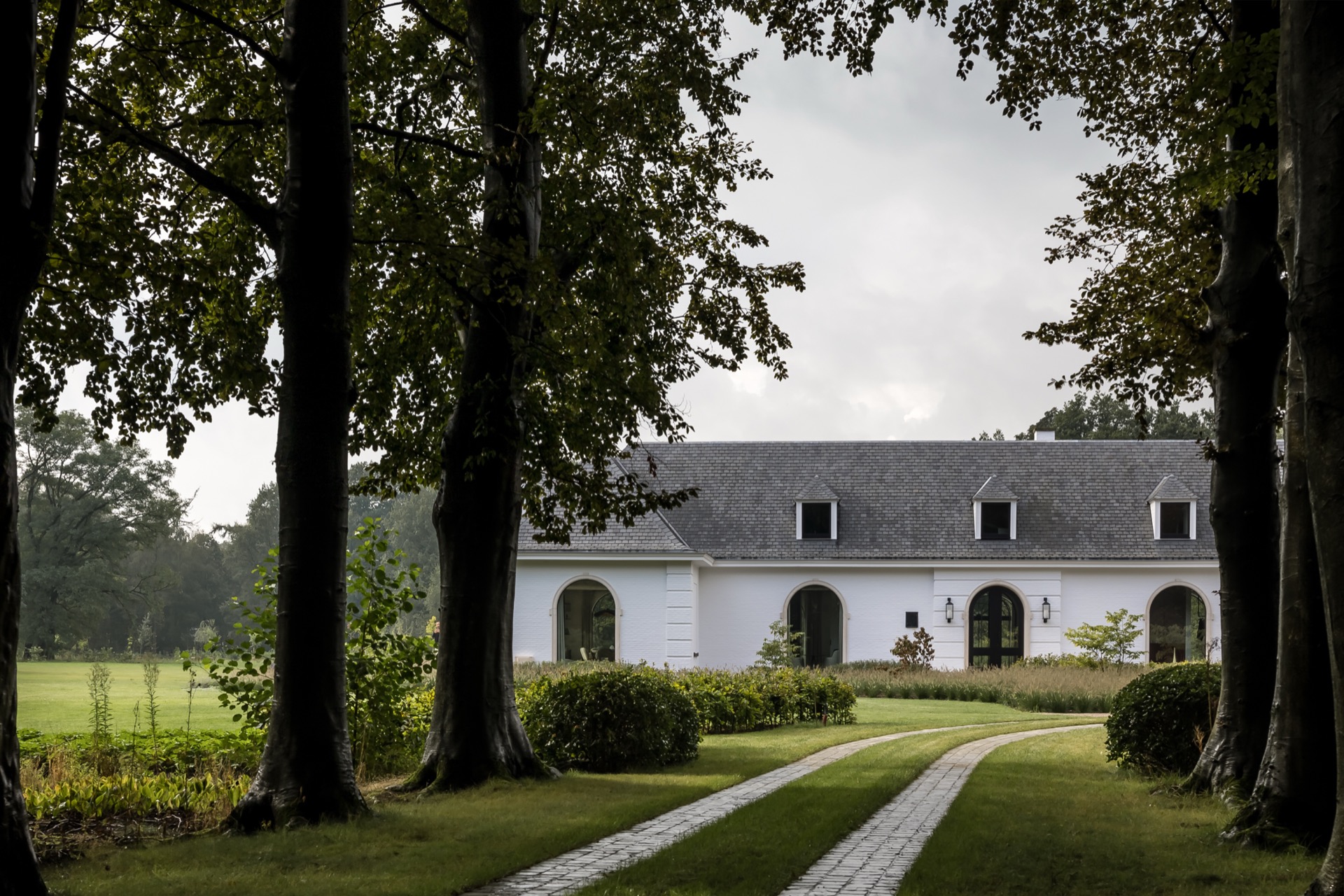casa moderna minimalista: soggiorno con grandi finestre che affacciano sul giardino e sulla natura, Luxury, Design, Exclusive, Modern, Custom Made, Special, Beautiful