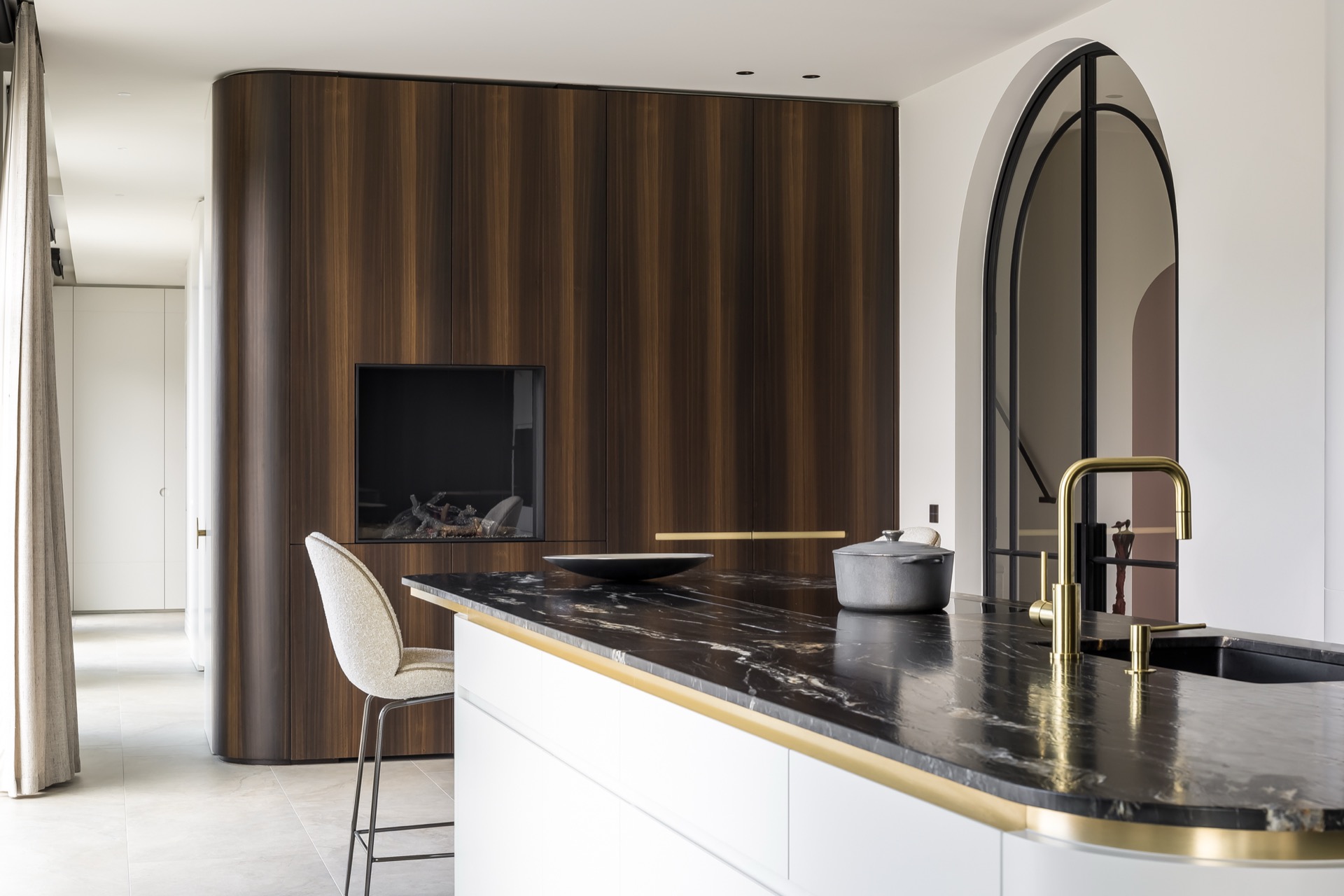 casa moderna minimalista: cucina moderna con piano in marmo nero e rubinetto d'oro, Luxury, Design, Exclusive, Modern, Custom Made, Special, Beautiful