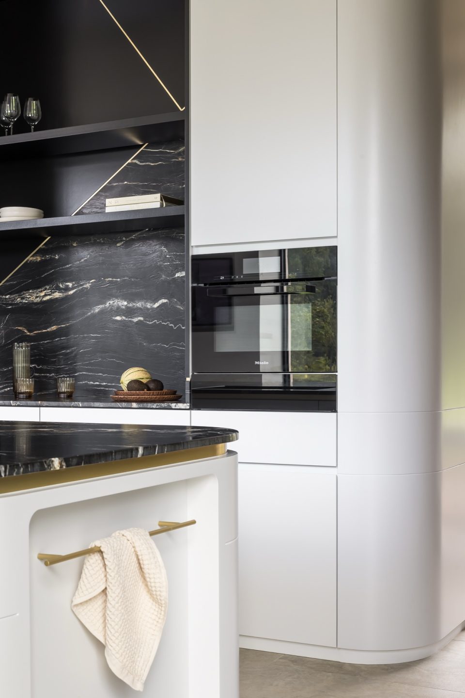 casa moderna minimalista: huis verbouwen: moderne keuken met zwart marmeren werkblad en ingebouwde oven