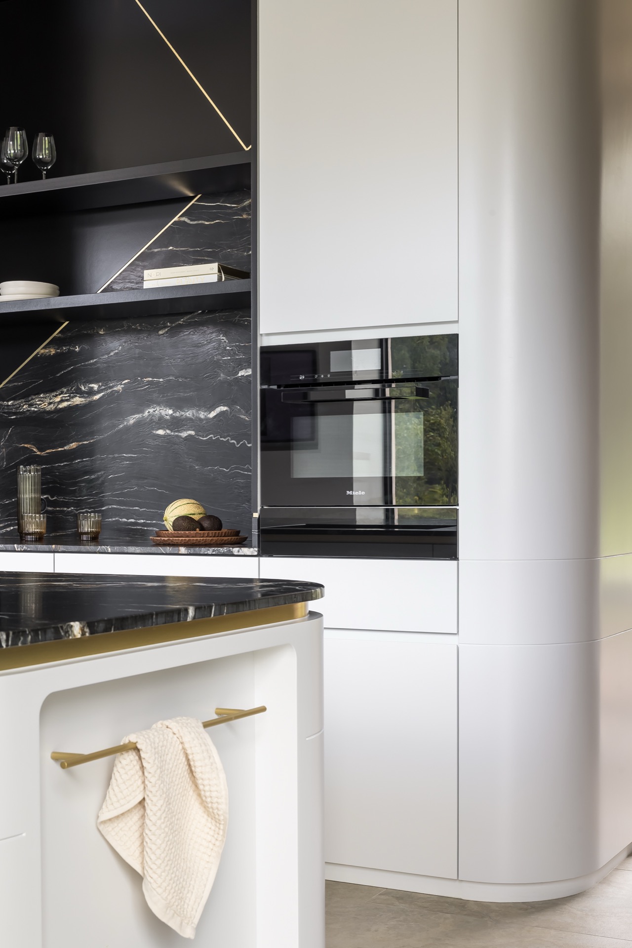 casa moderna minimalista: cucina moderna con piano in marmo nero e forno integrato, Luxury, Design, Exclusive, Modern, Custom Made, Special, Beautiful
