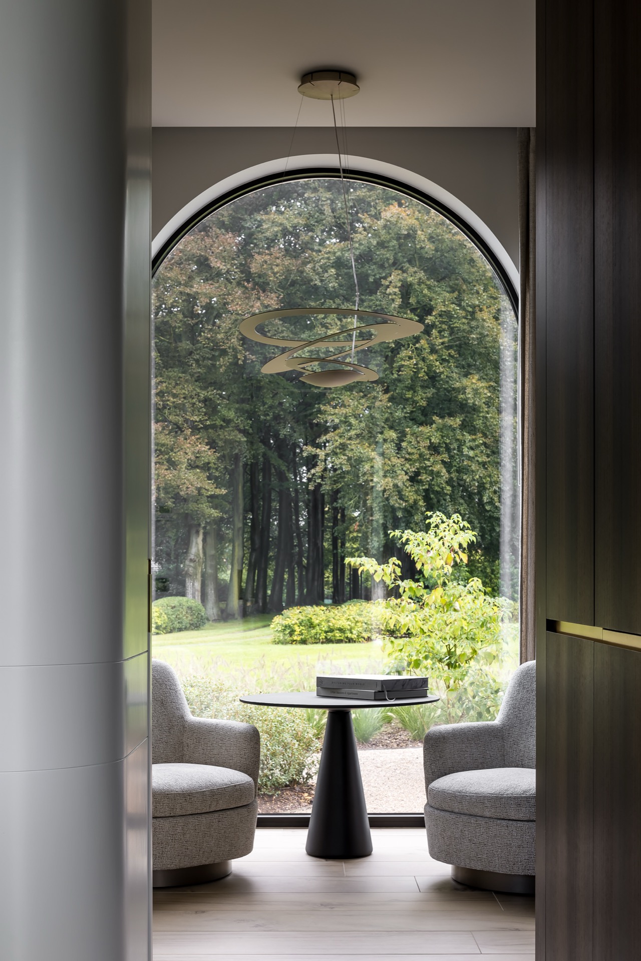 casa moderna minimalista: soggiorno di lusso con pannelli in legno scuro e grandi finestre, Luxury, Design, Exclusive, Modern, Custom Made, Special, Beautiful